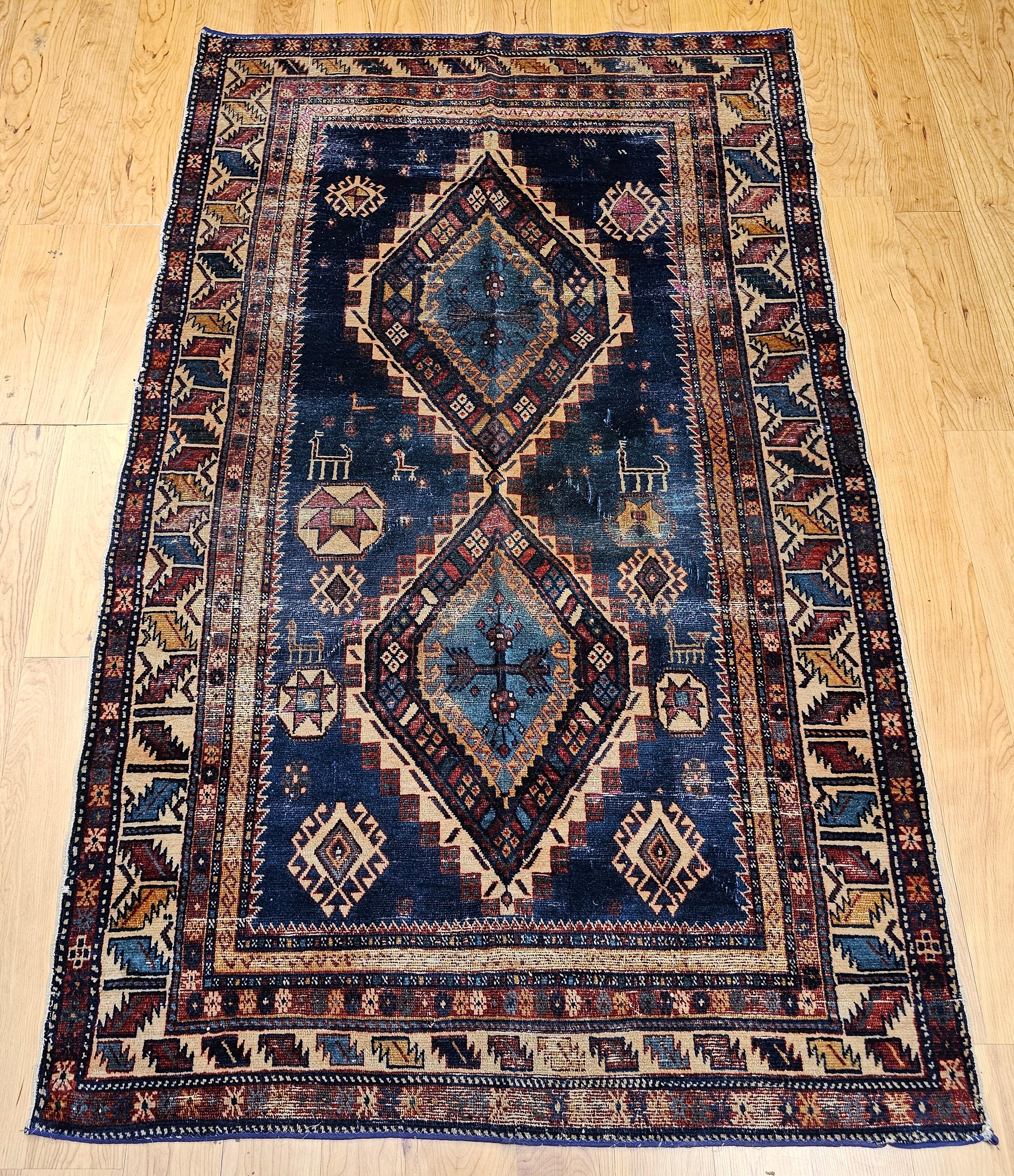 Superbe exemple de tissage caucasien du XIXe siècle, ce tapis caucasien Kazak de la fin des années 1800 illustre magnifiquement les traditions de conception magistrale de la région et l'utilisation experte de teintures végétales organiques. Le champ