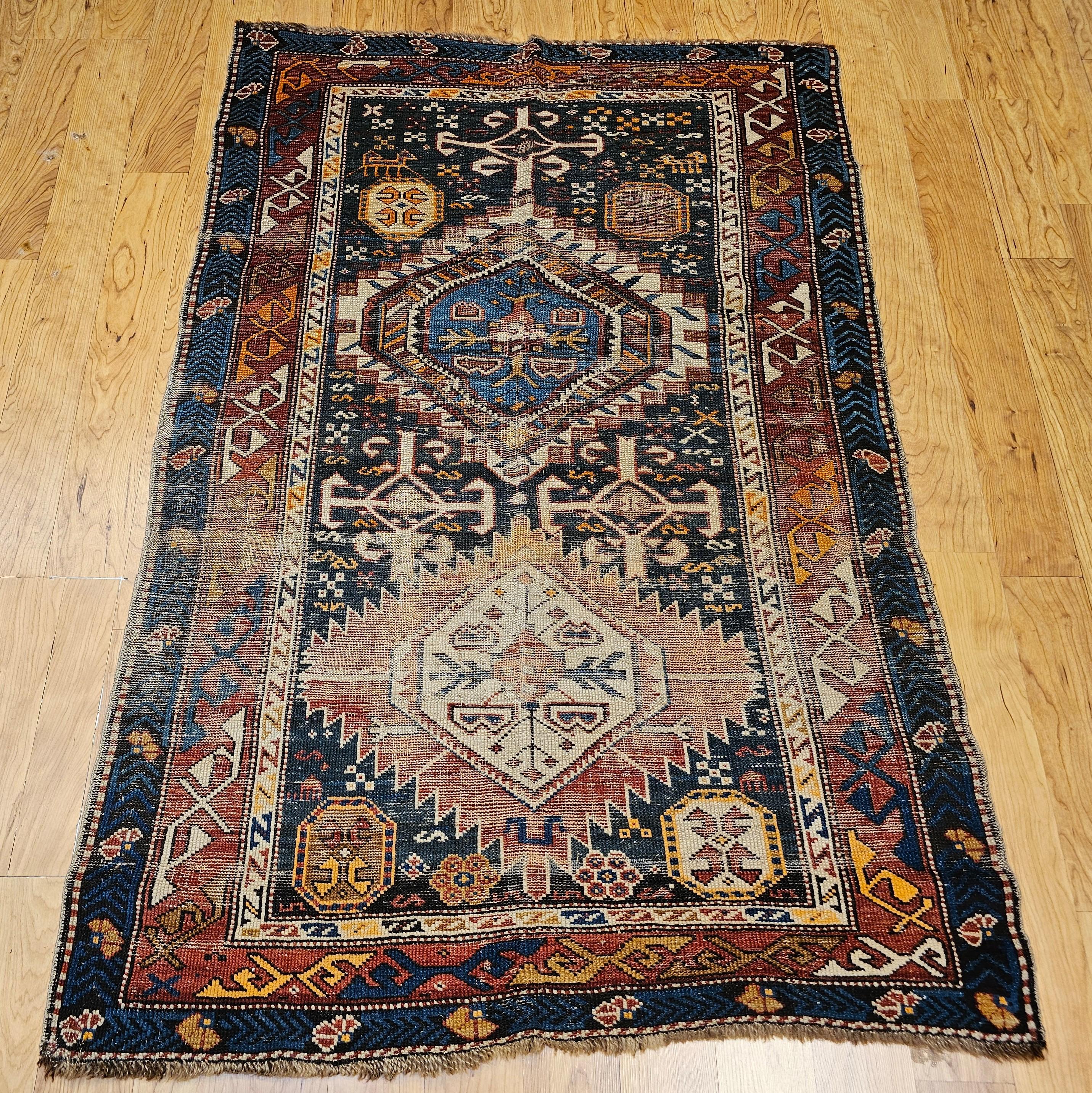 Ce magnifique tapis caucasien Kazak, datant de la fin du XIXe siècle, témoigne de l'art intemporel du tissage villageois de la région du Caucase. En son cœur se trouvent deux médaillons de diamants audacieux, réalisés dans d'élégantes nuances de
