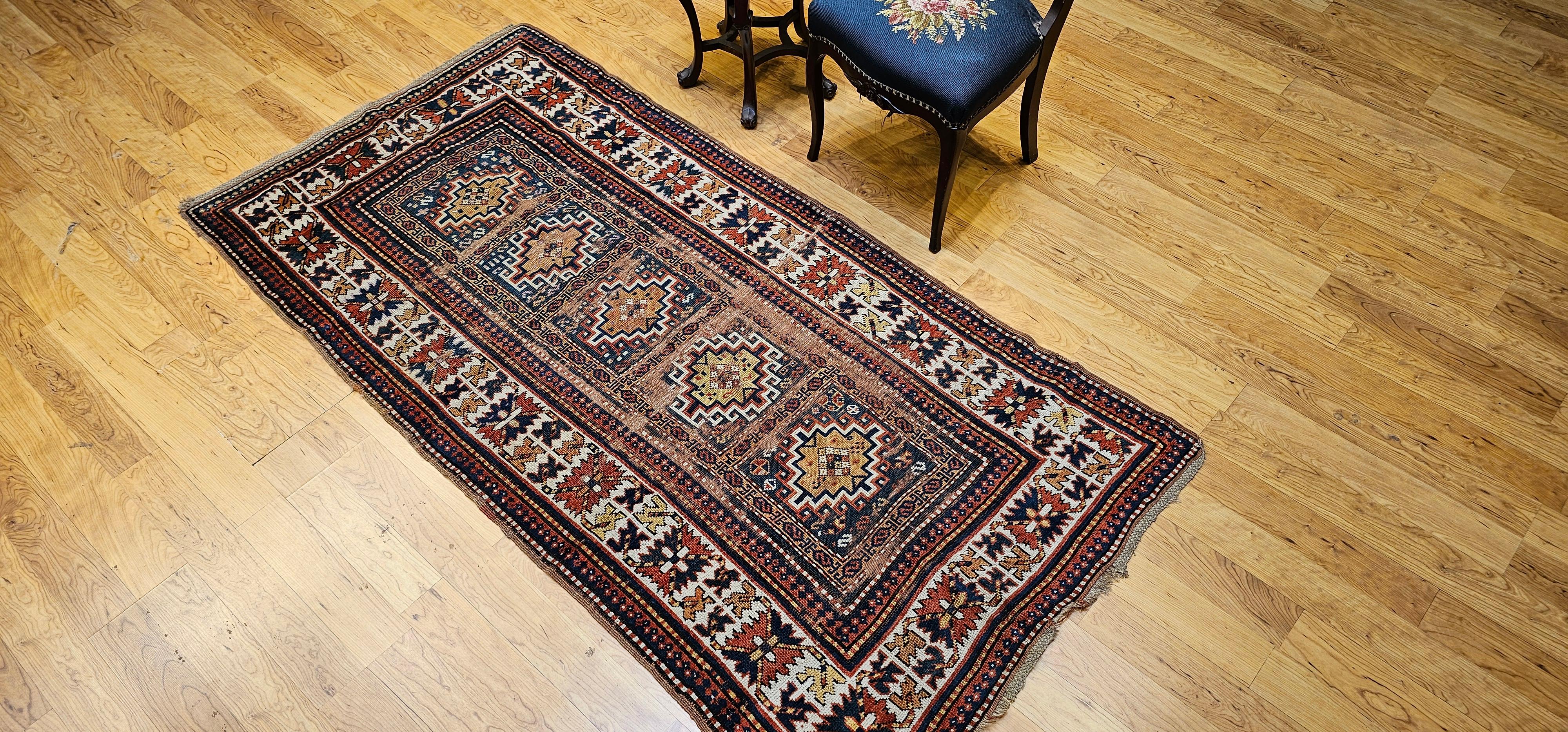 Tapis caucasien du 19ème siècle en Kazak à motif géométrique en bleu, ivoire et rouge en vente 1