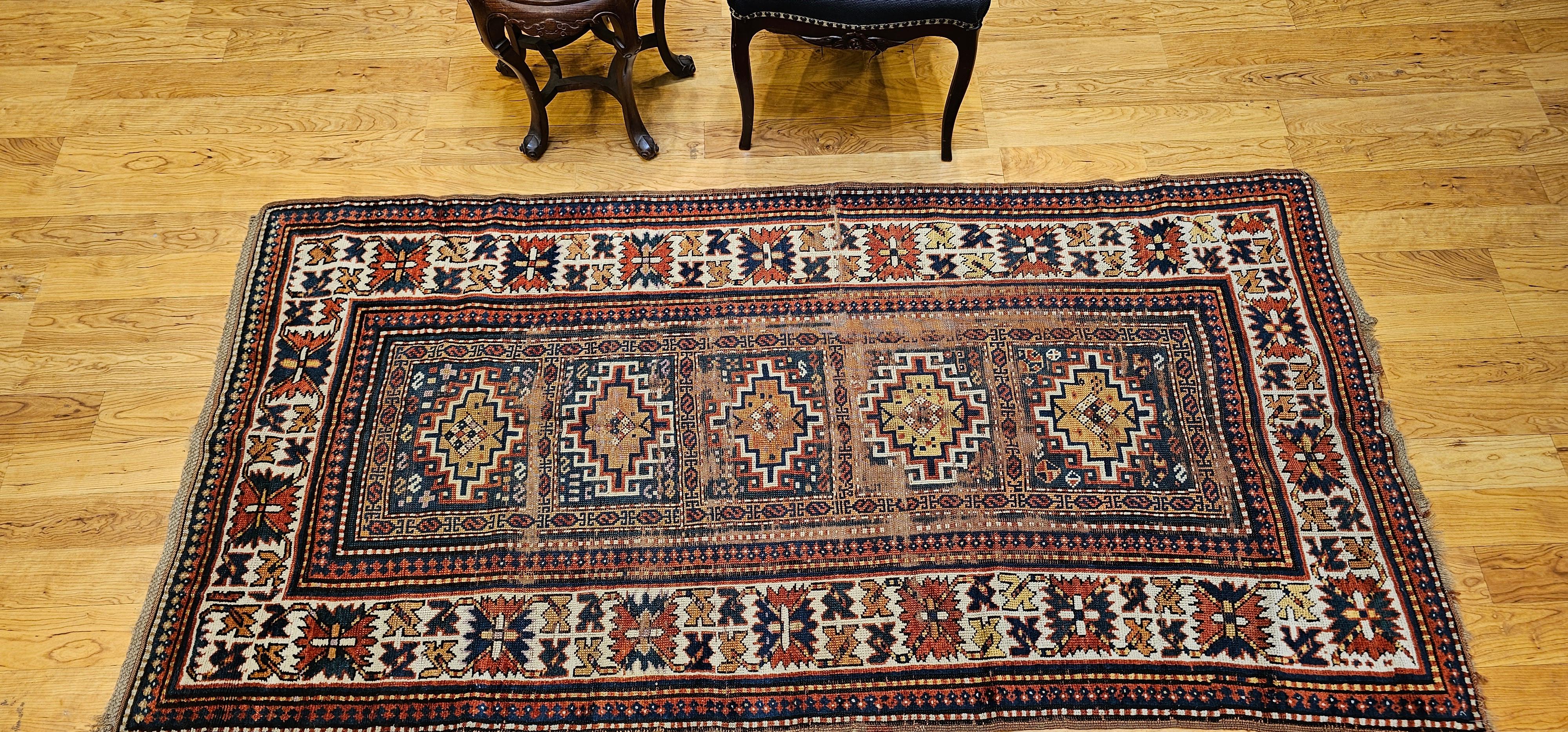 Tapis caucasien du 19ème siècle en Kazak à motif géométrique en bleu, ivoire et rouge en vente 2