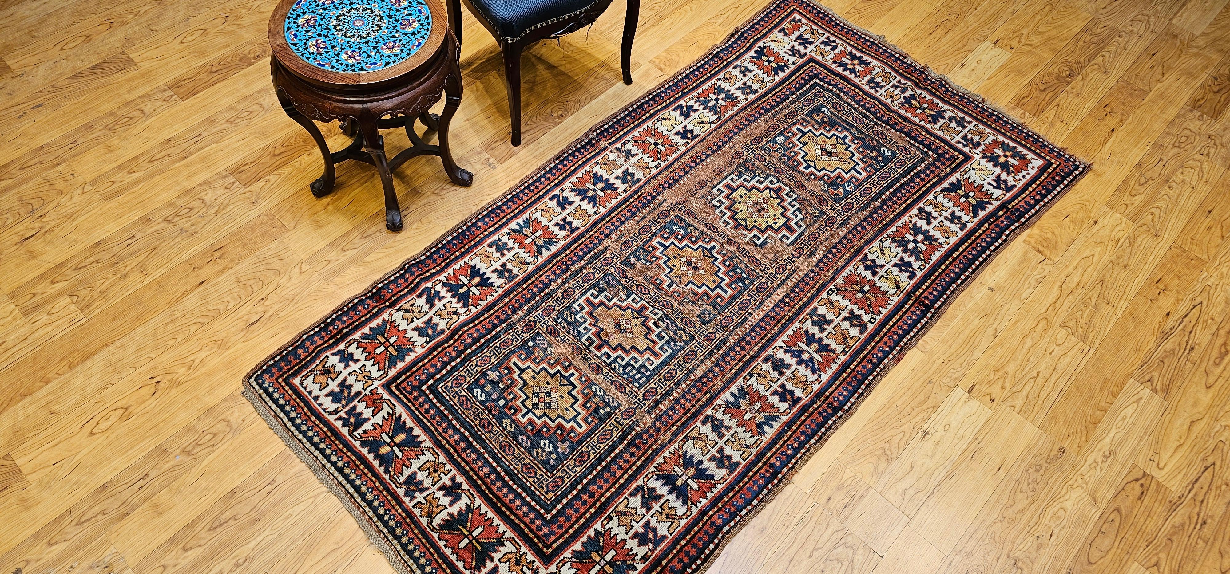 Tapis caucasien du 19ème siècle en Kazak à motif géométrique en bleu, ivoire et rouge en vente 3