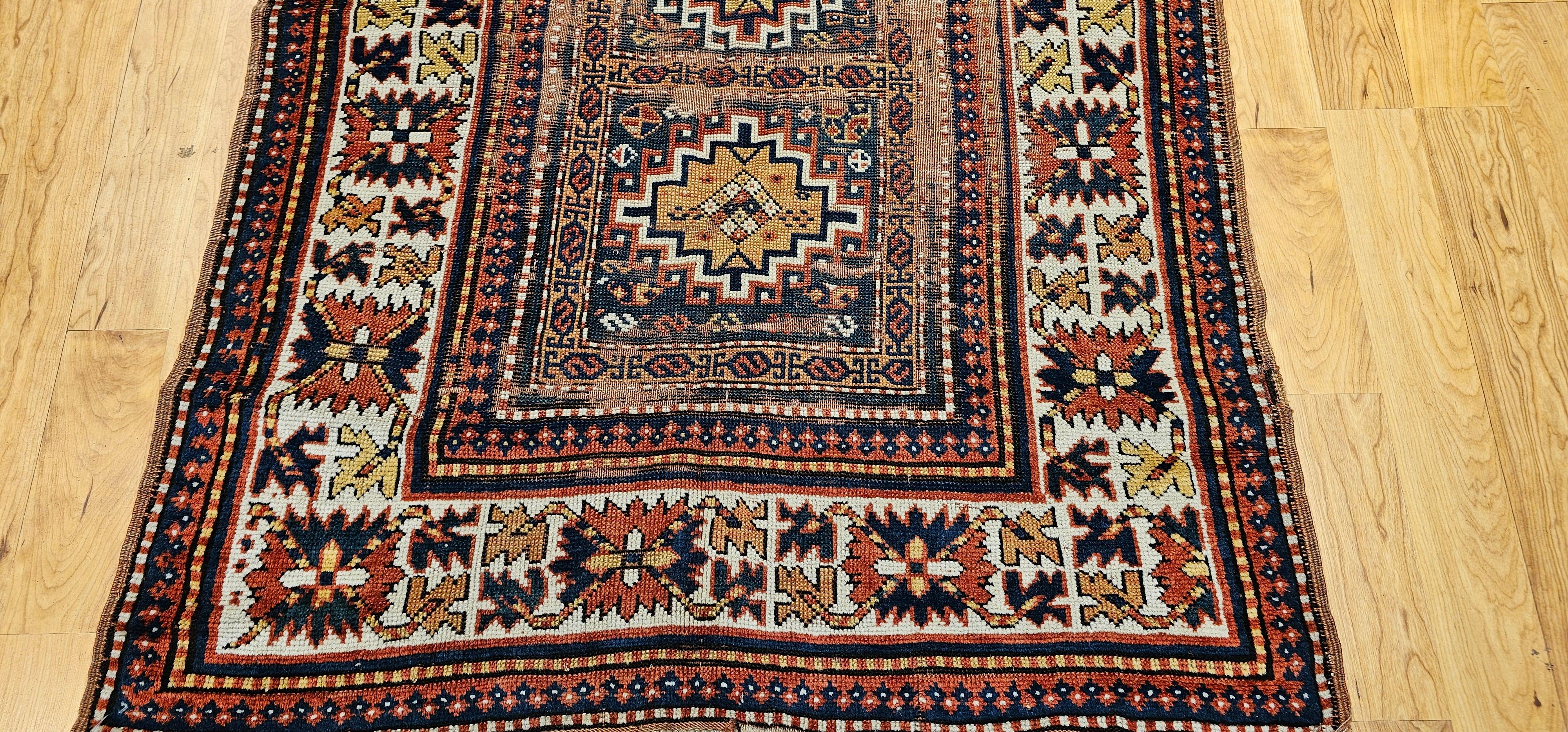 Tapis caucasien du 19ème siècle en Kazak à motif géométrique en bleu, ivoire et rouge Bon état - En vente à Barrington, IL
