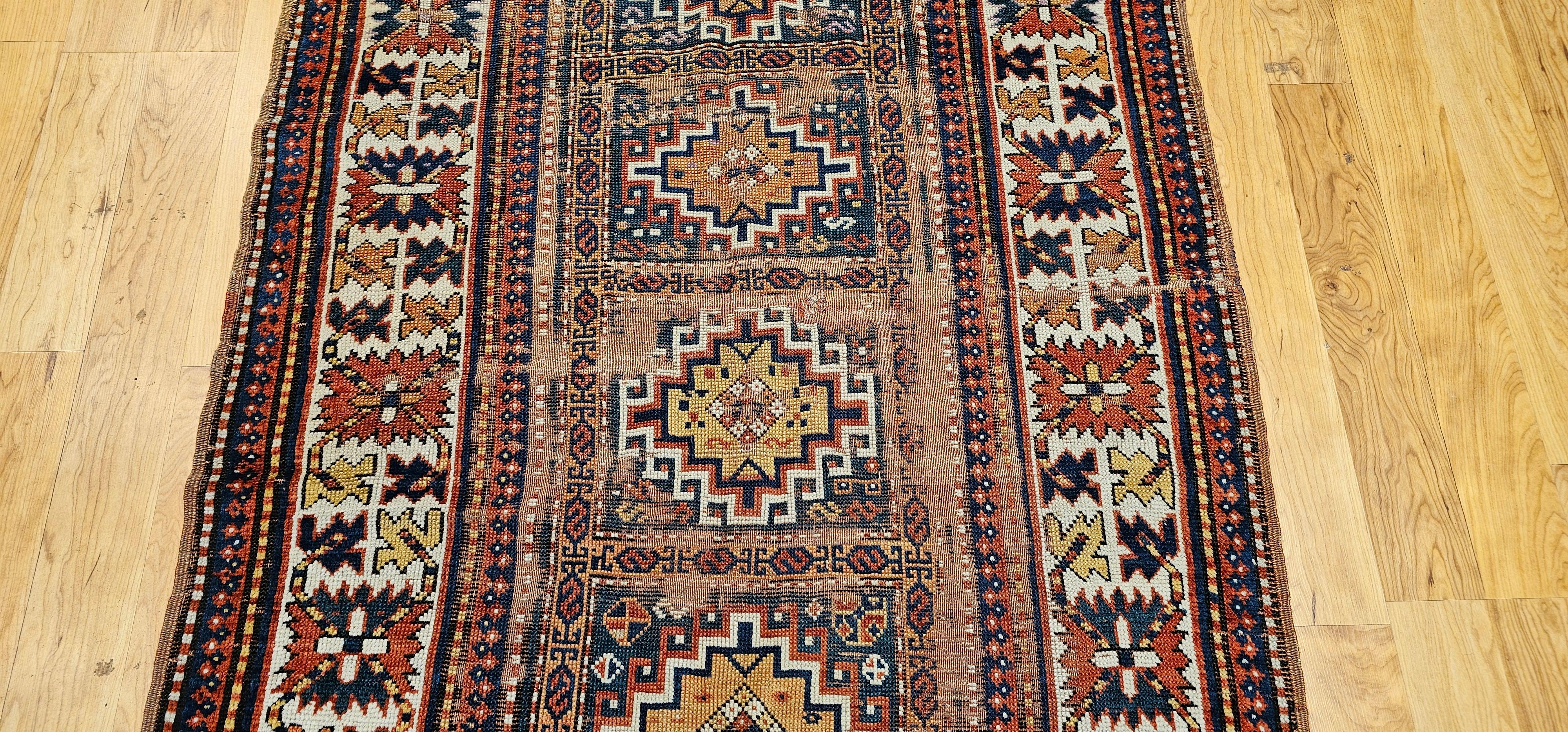 Teinture végétale Tapis caucasien du 19ème siècle en Kazak à motif géométrique en bleu, ivoire et rouge en vente