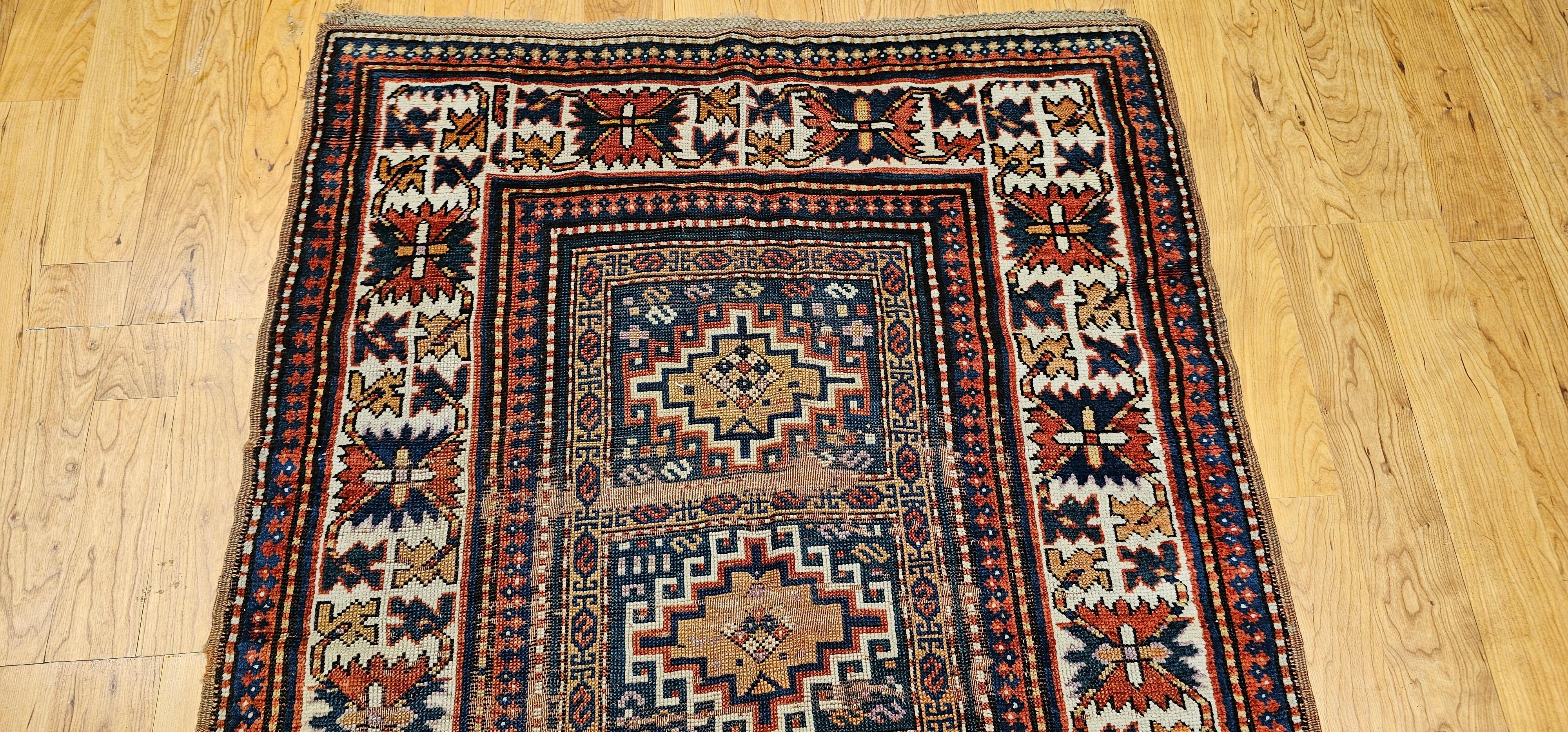Caucasien Tapis caucasien du 19ème siècle en Kazak à motif géométrique en bleu, ivoire et rouge en vente