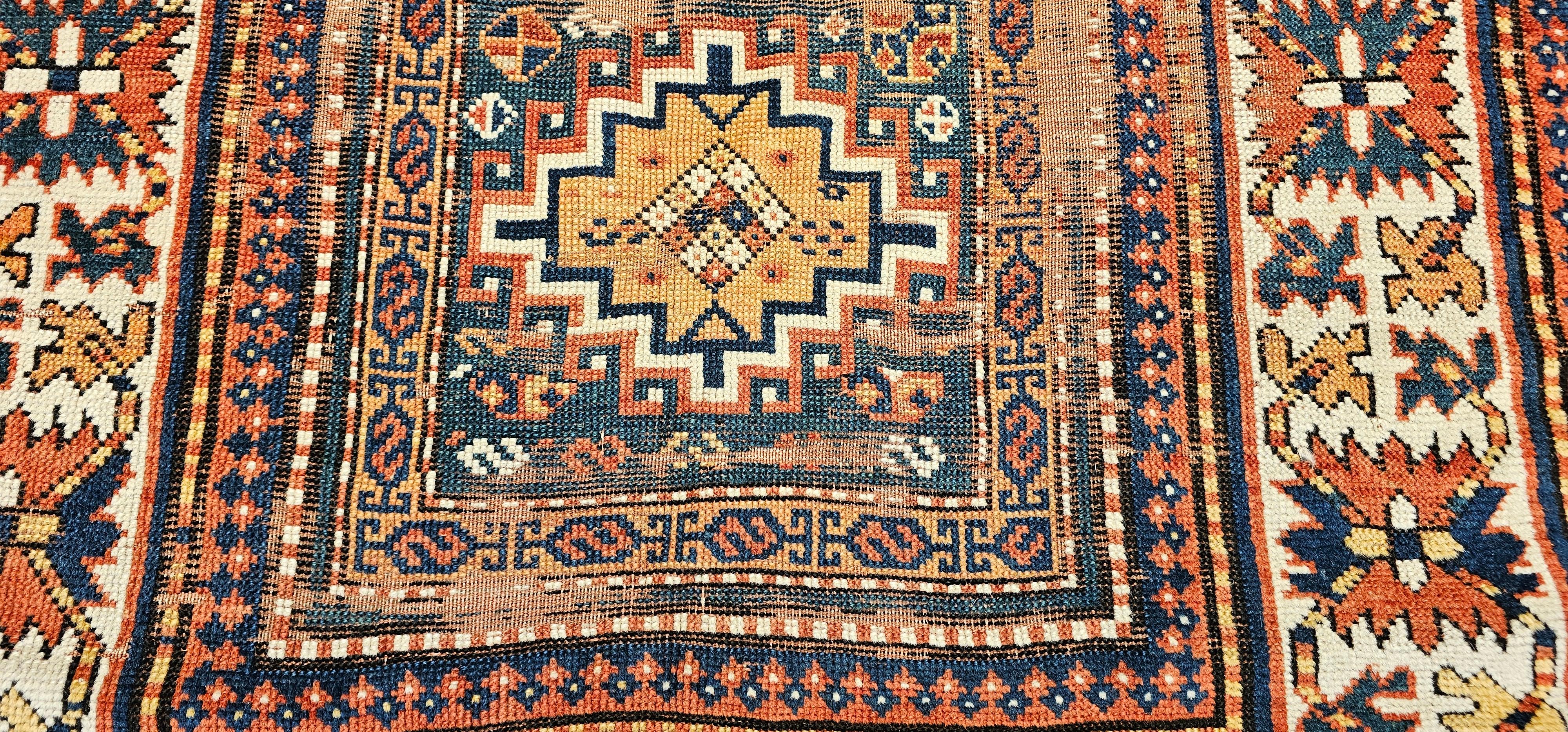 Laine Tapis caucasien du 19ème siècle en Kazak à motif géométrique en bleu, ivoire et rouge en vente