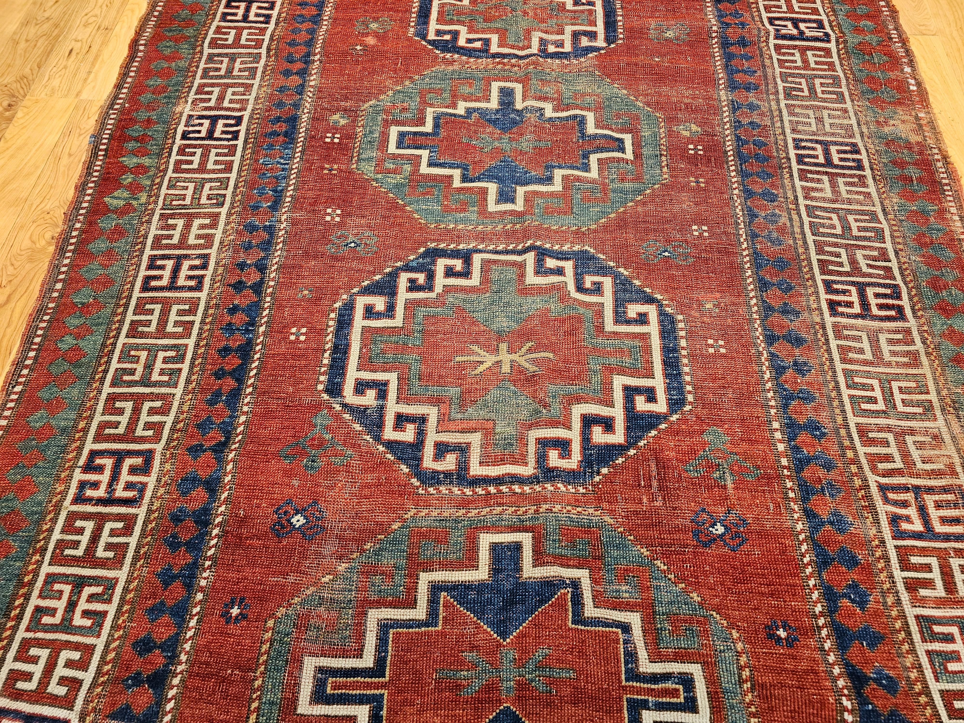 19th Century Caucasian Kazak Area Rug in Red, Green, Blue, Yellow, Ivory (Pflanzlich gefärbt) im Angebot