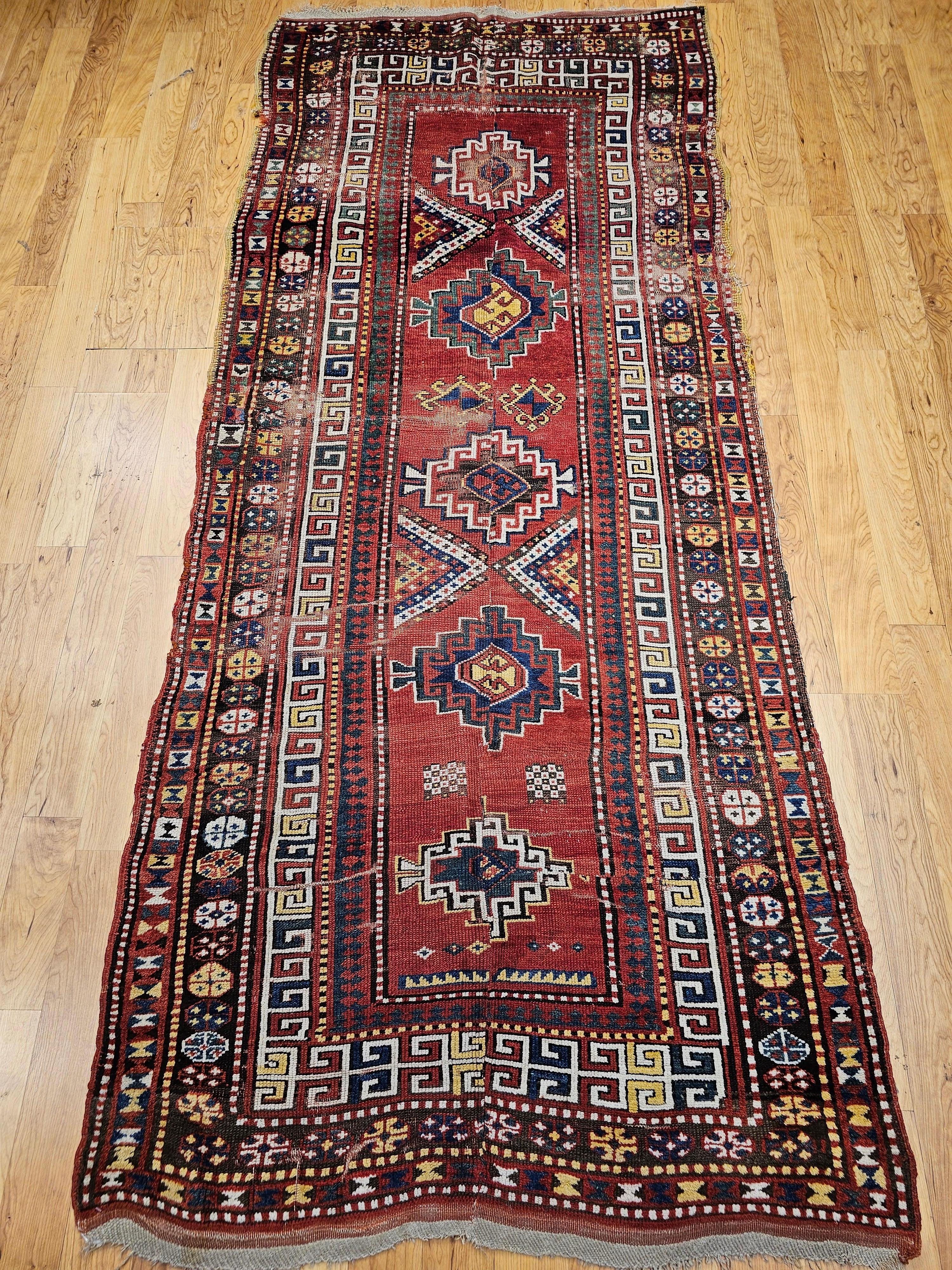 Ein seltener kaukasischer Kazak-Teppich aus dem 19. Jahrhundert mit fünf kühnen geometrischen Medaillons auf einem leuchtenden Terrakotta-Feld. Mit leuchtenden Naturfarben und wunderschön geschichteten Bordüren bringt diese antike Weberei zeitlose