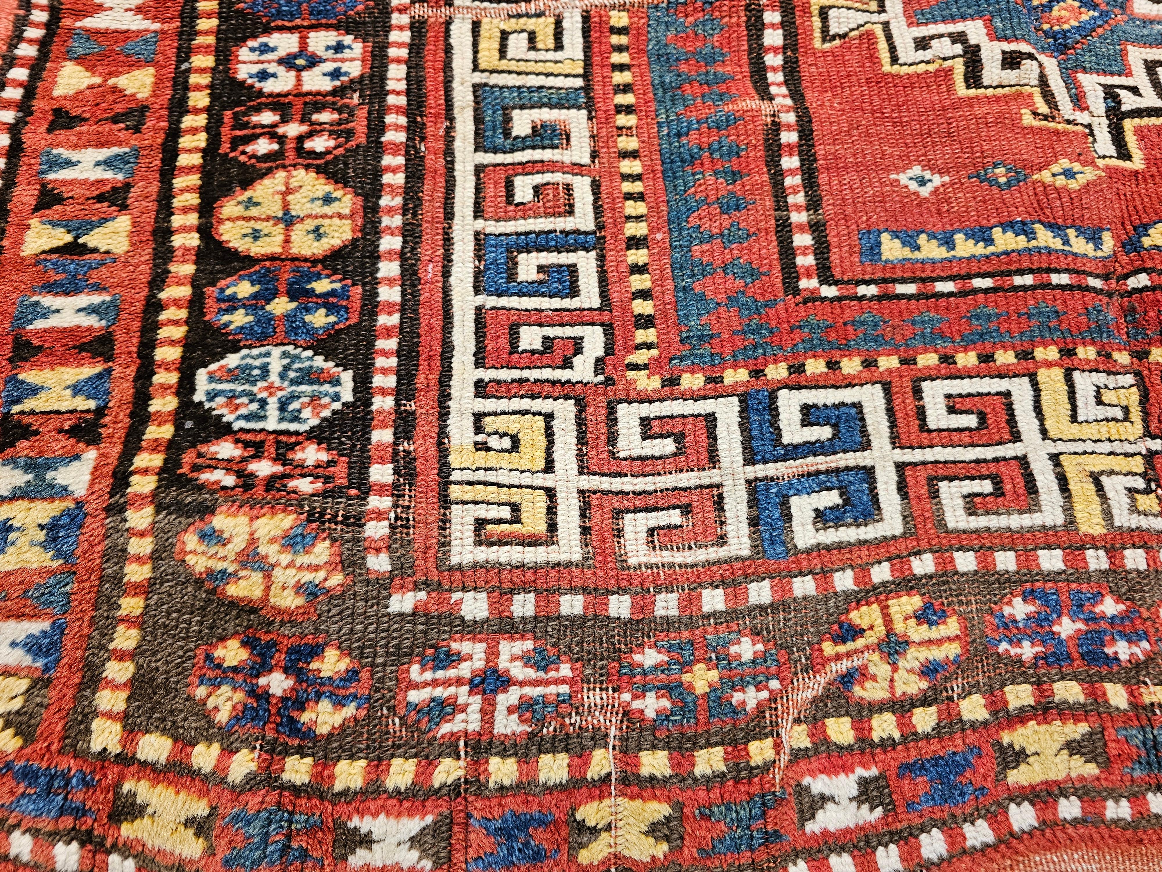 Kaukasischer Kazak-Teppich aus dem 19. Jahrhundert in Terrakotta-Rot im Angebot 3