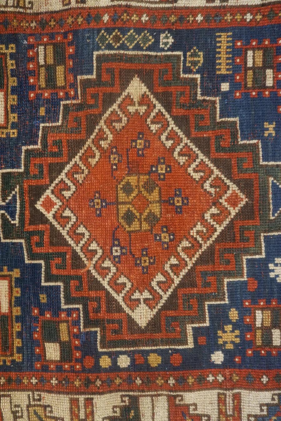 Noué à la main Tapis du Kazak caucasien du 19ème siècle en vente
