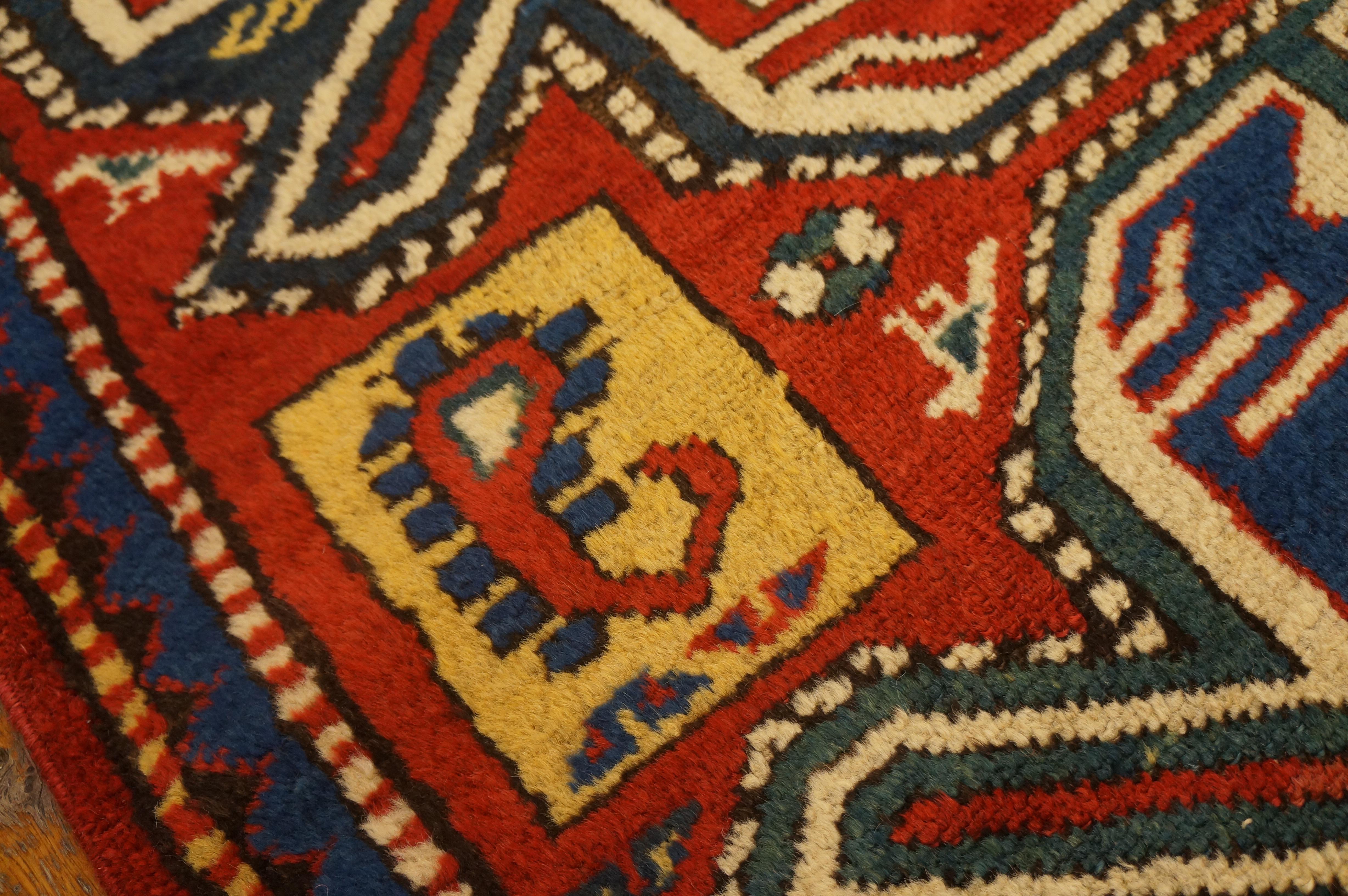 Tapis Kazak du 19ème siècle ( 3' x 6' - 91 x 183 ) en vente 4