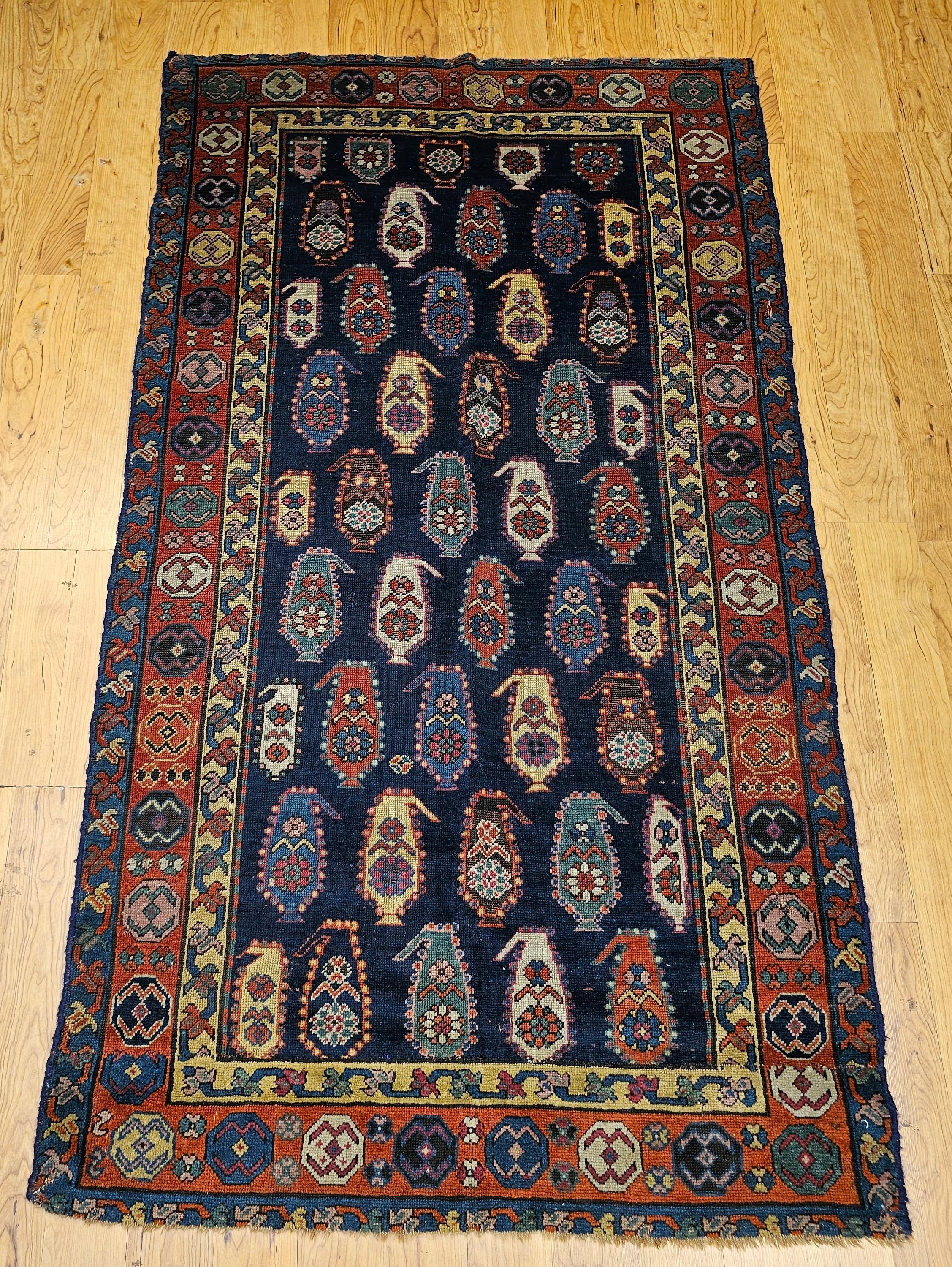 Ein exquisiter kaukasischer Kazak-Teppich aus dem 19. Jahrhundert, der eine seltene Variante des Paisley-Motivs zeigt und meisterhaft in einer lebhaften Farbpalette gewebt ist. Das sattblaue Feld dient als markanter Hintergrund für die