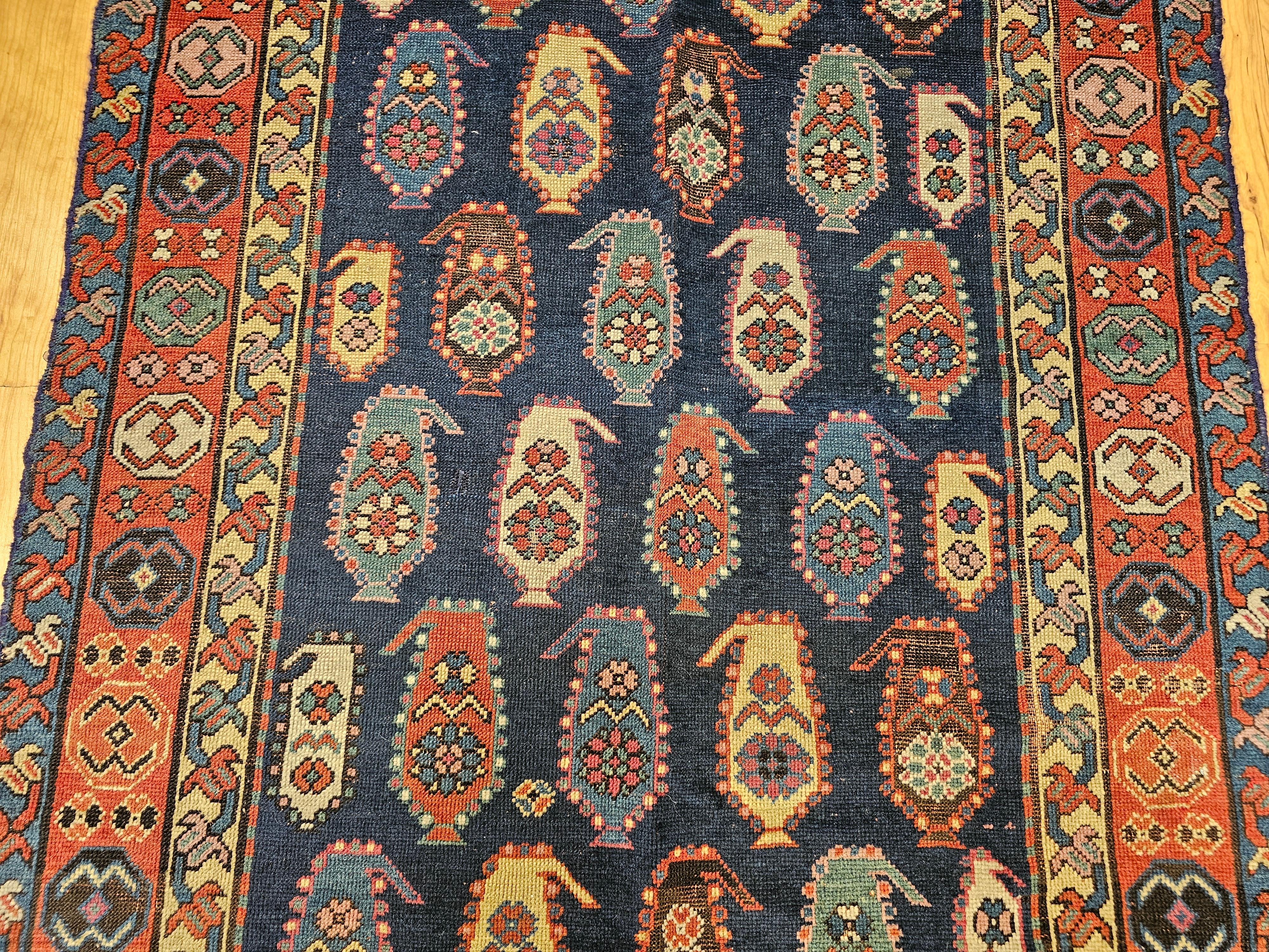 Kaukasischer Kazak-Teppich aus dem 19. Jahrhundert mit Allover-Paisleymuster in Blau und Burgunderrot im Zustand „Gut“ im Angebot in Barrington, IL