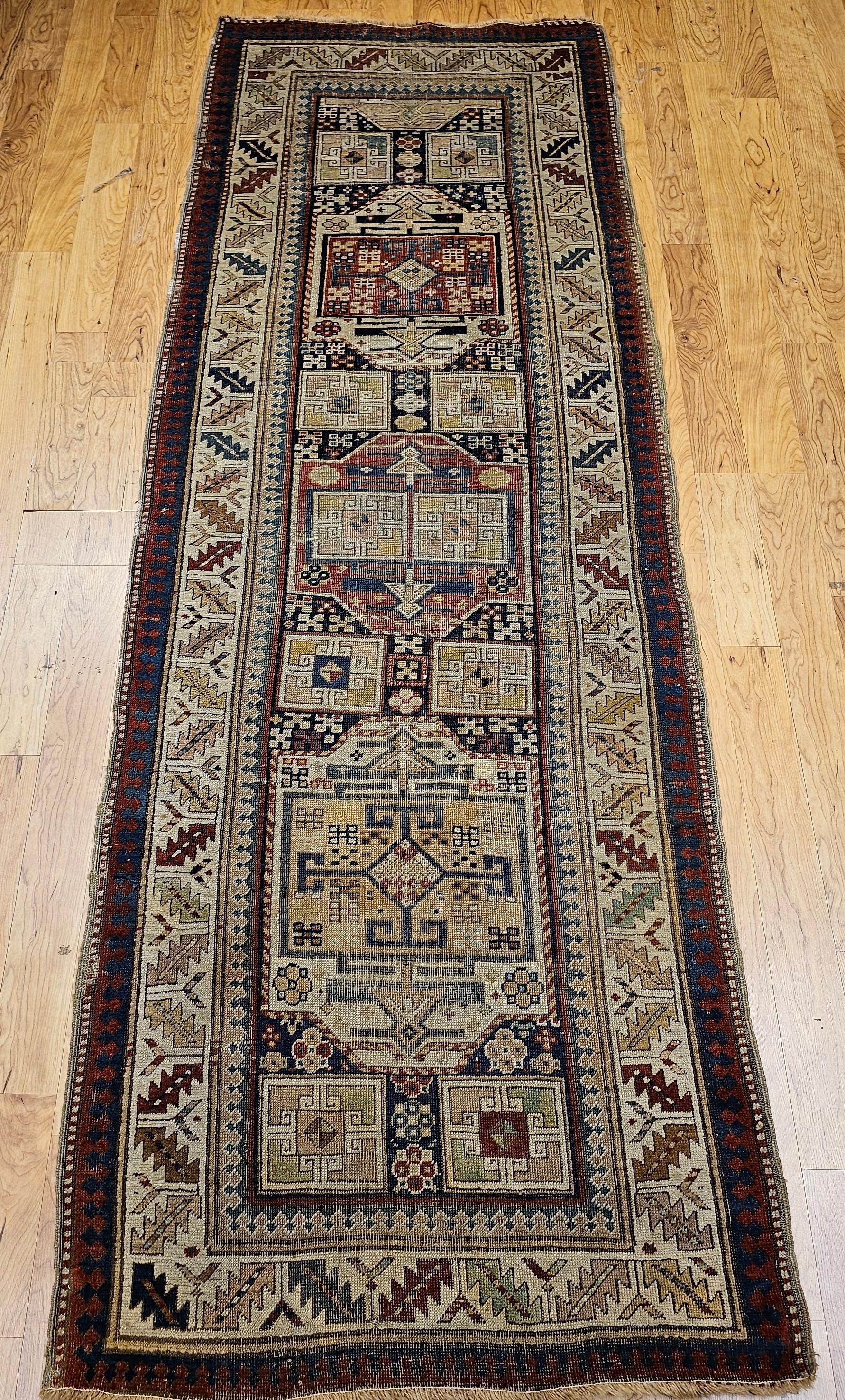Tapis de couloir Kazak caucasien du 19ème siècle en vente 11