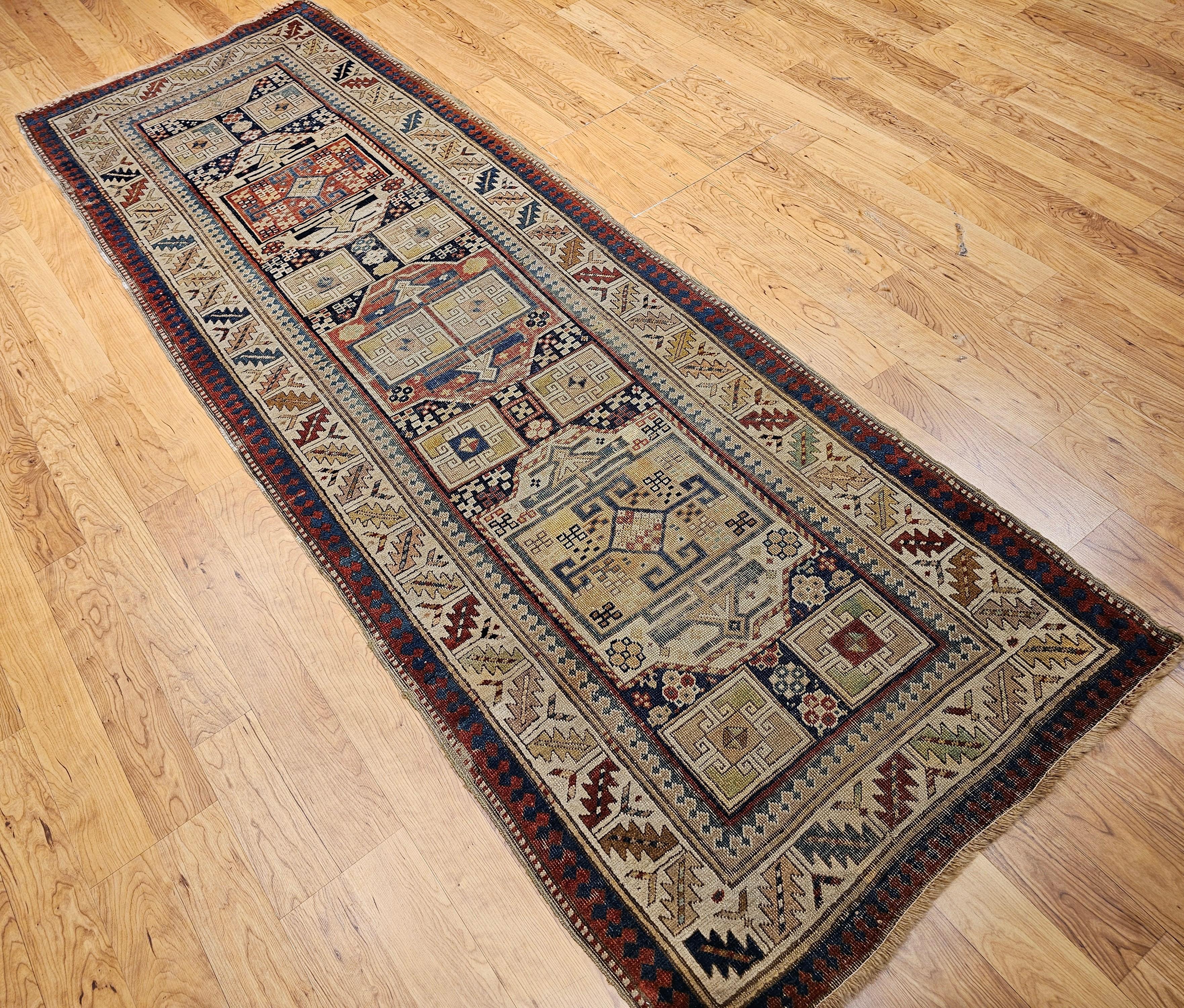 Noué à la main Tapis de couloir Kazak caucasien du 19ème siècle en vente