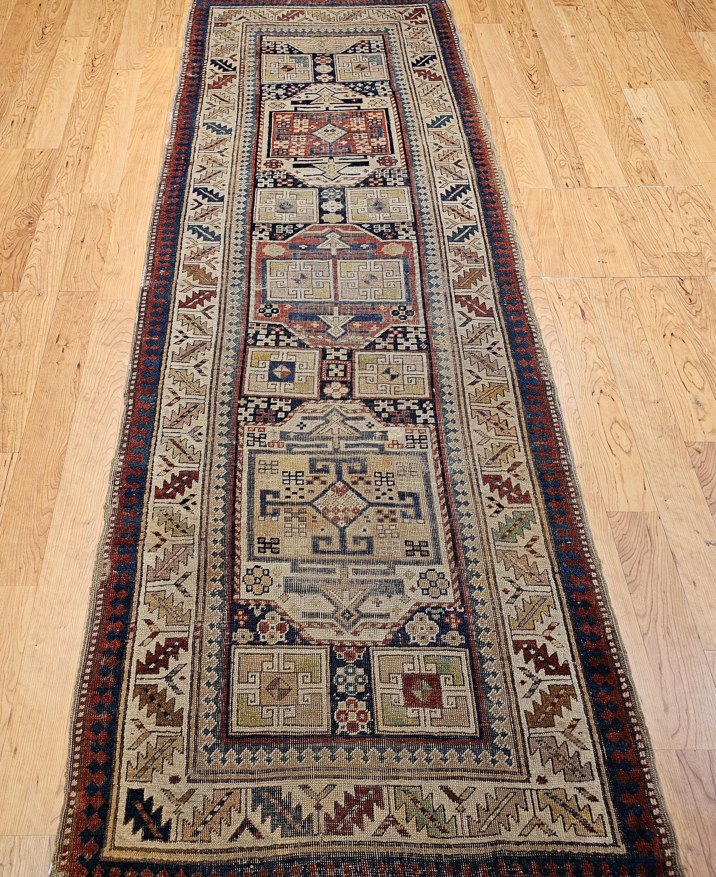 Tapis de couloir Kazak caucasien du 19ème siècle Bon état - En vente à Barrington, IL