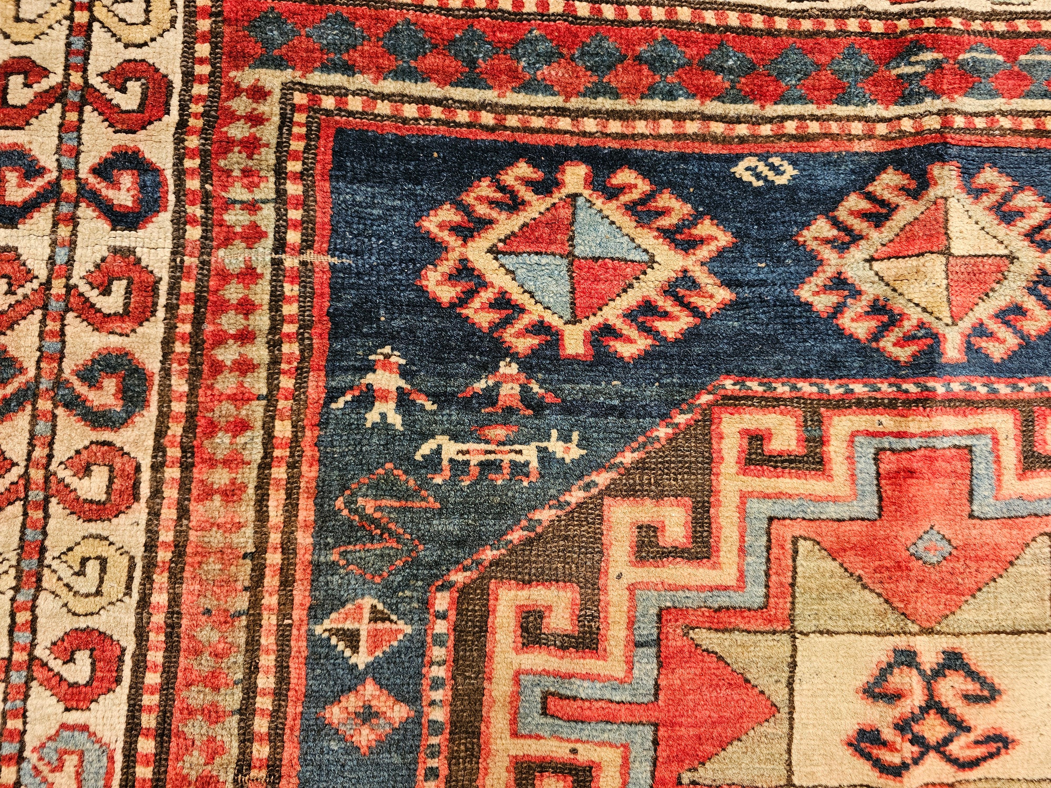 Tappeto quadrato kazako del XIX secolo in blu, avorio, verde, marina, rosso in vendita 4