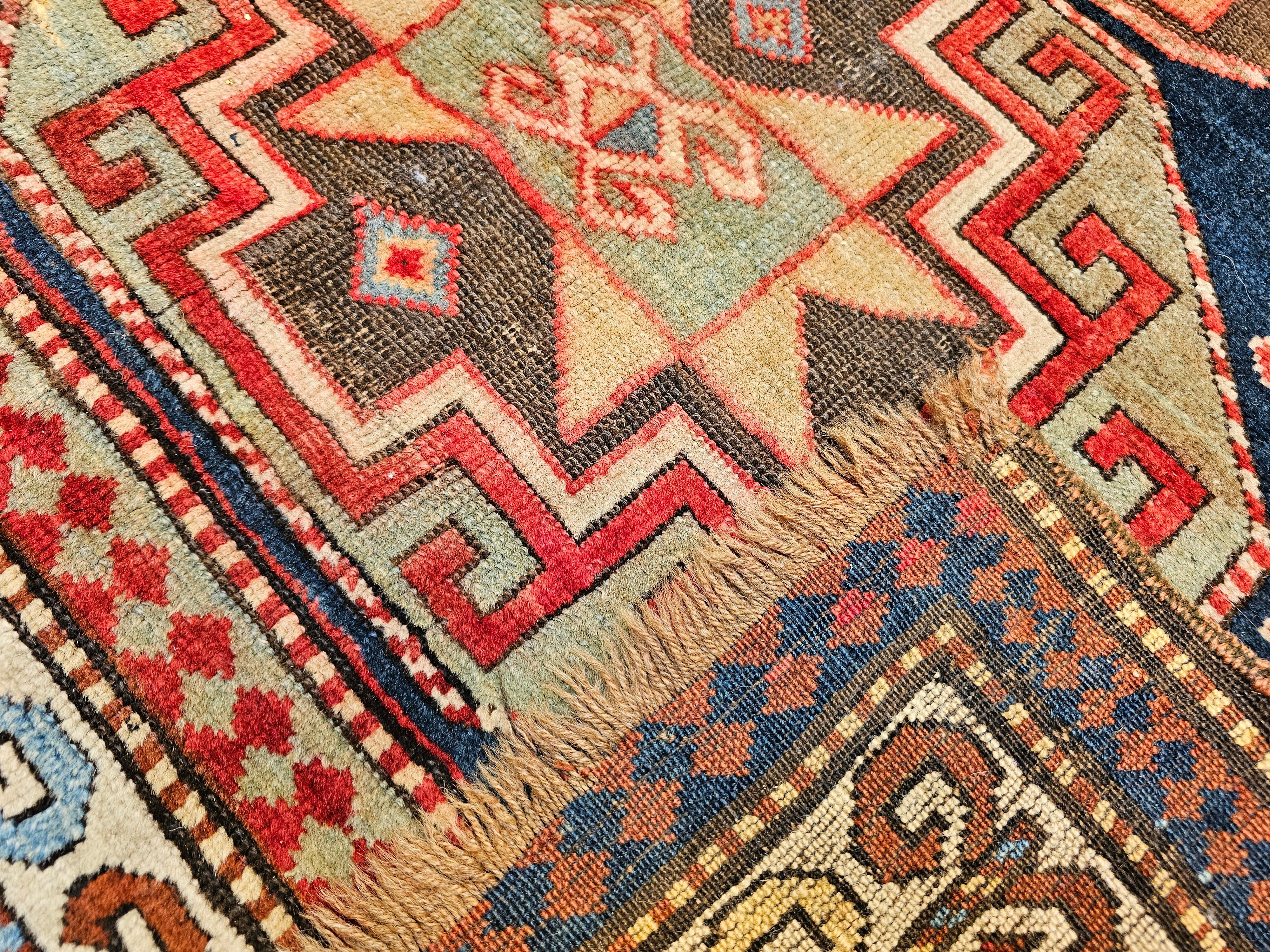 Tappeto quadrato kazako del XIX secolo in blu, avorio, verde, marina, rosso in vendita 5