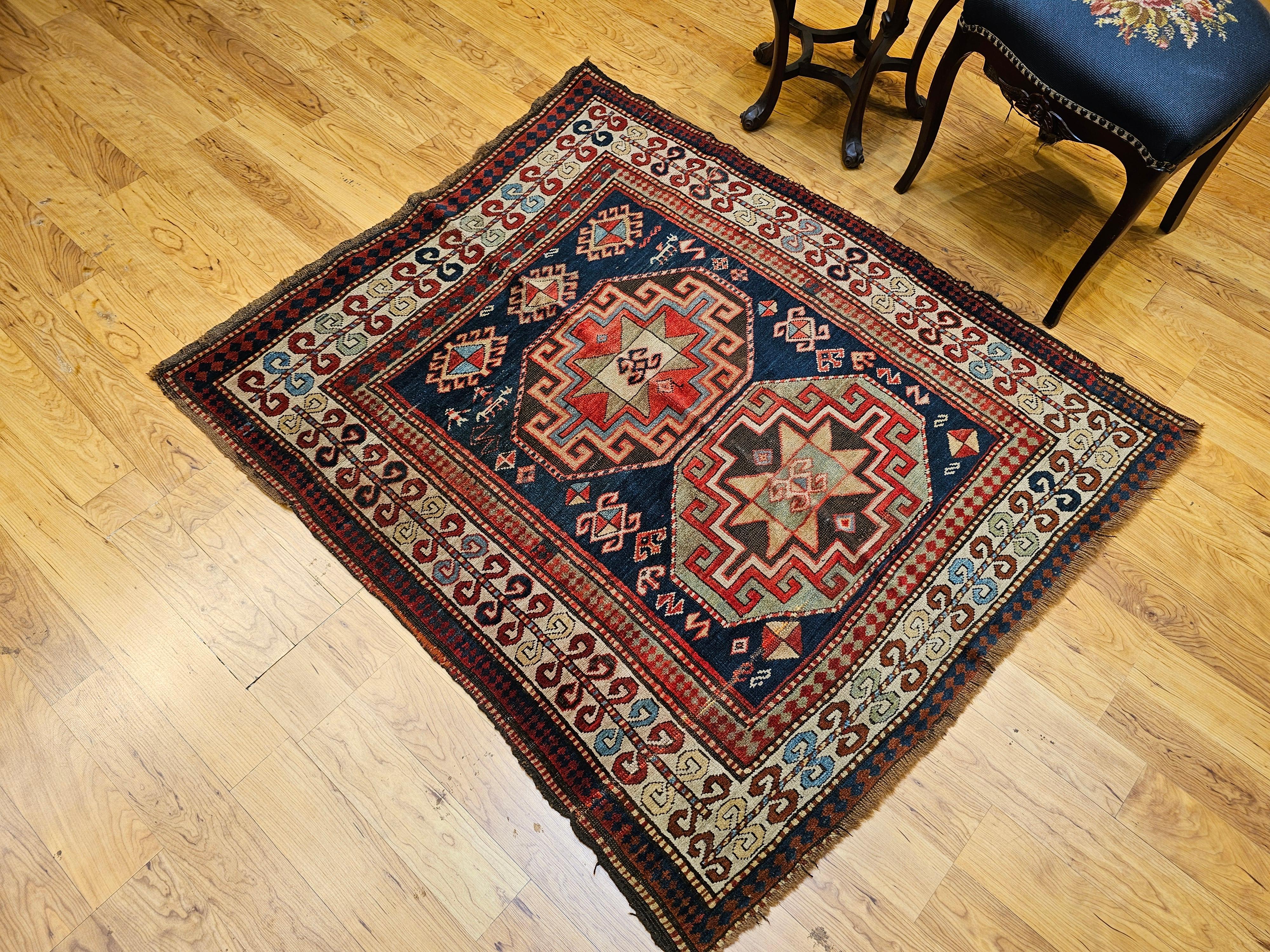 Tappeto quadrato kazako del XIX secolo in blu, avorio, verde, marina, rosso in vendita 6