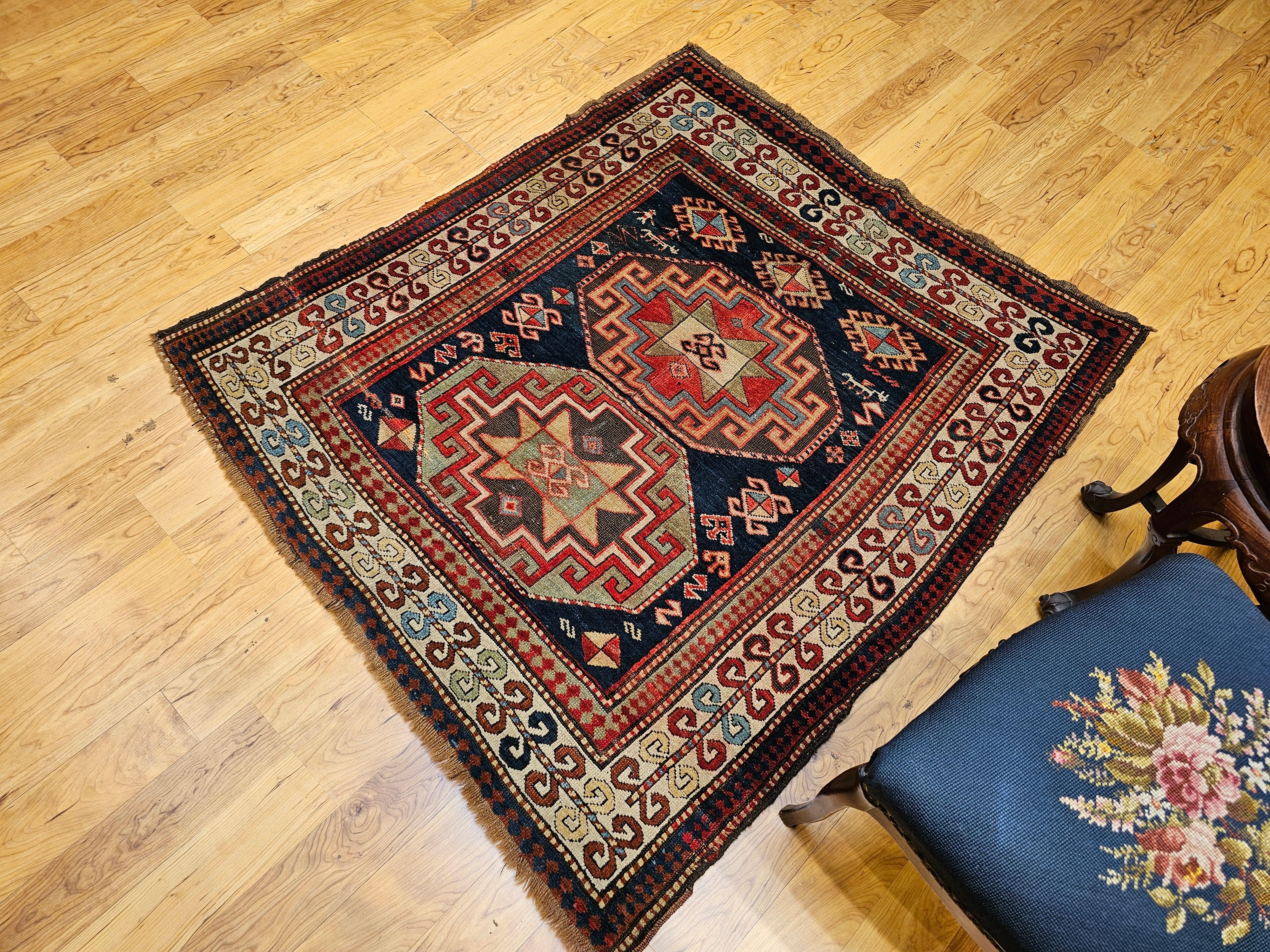 Tappeto quadrato kazako del XIX secolo in blu, avorio, verde, marina, rosso in vendita 8