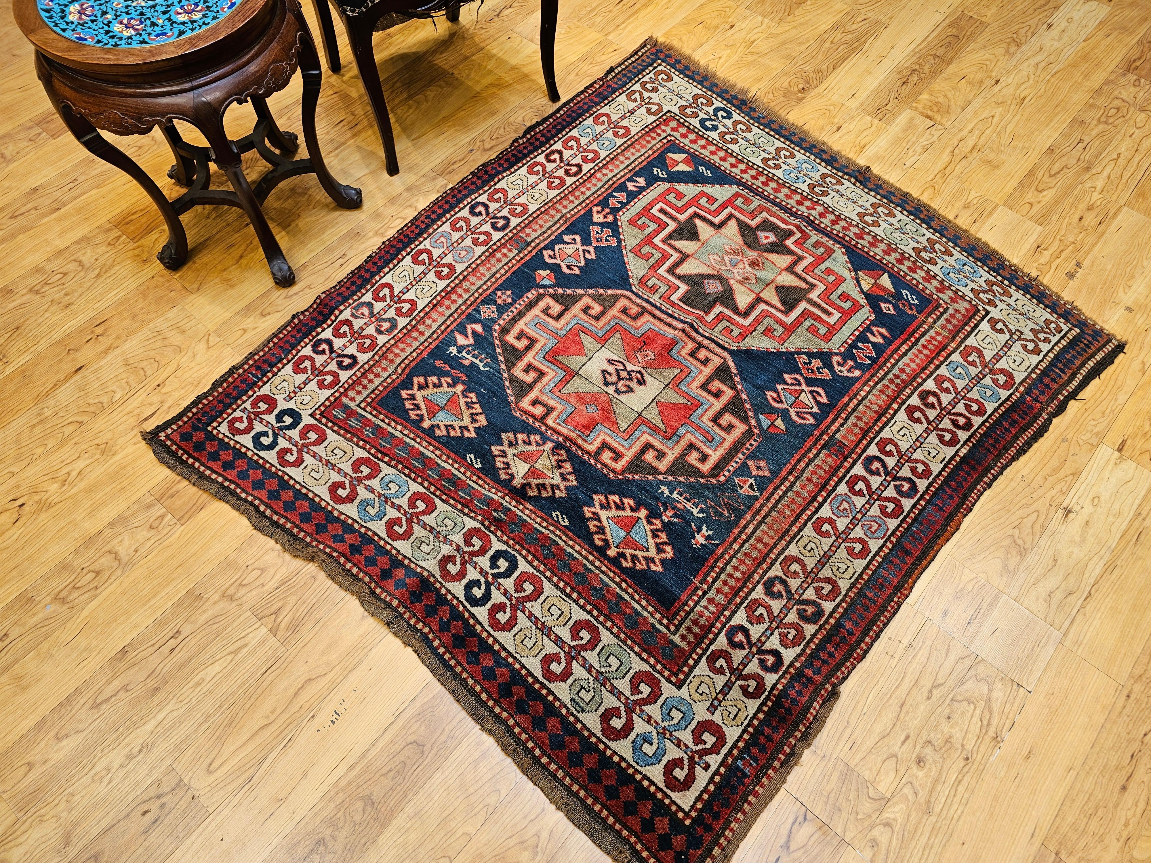 Tappeto quadrato kazako del XIX secolo in blu, avorio, verde, marina, rosso in vendita 12