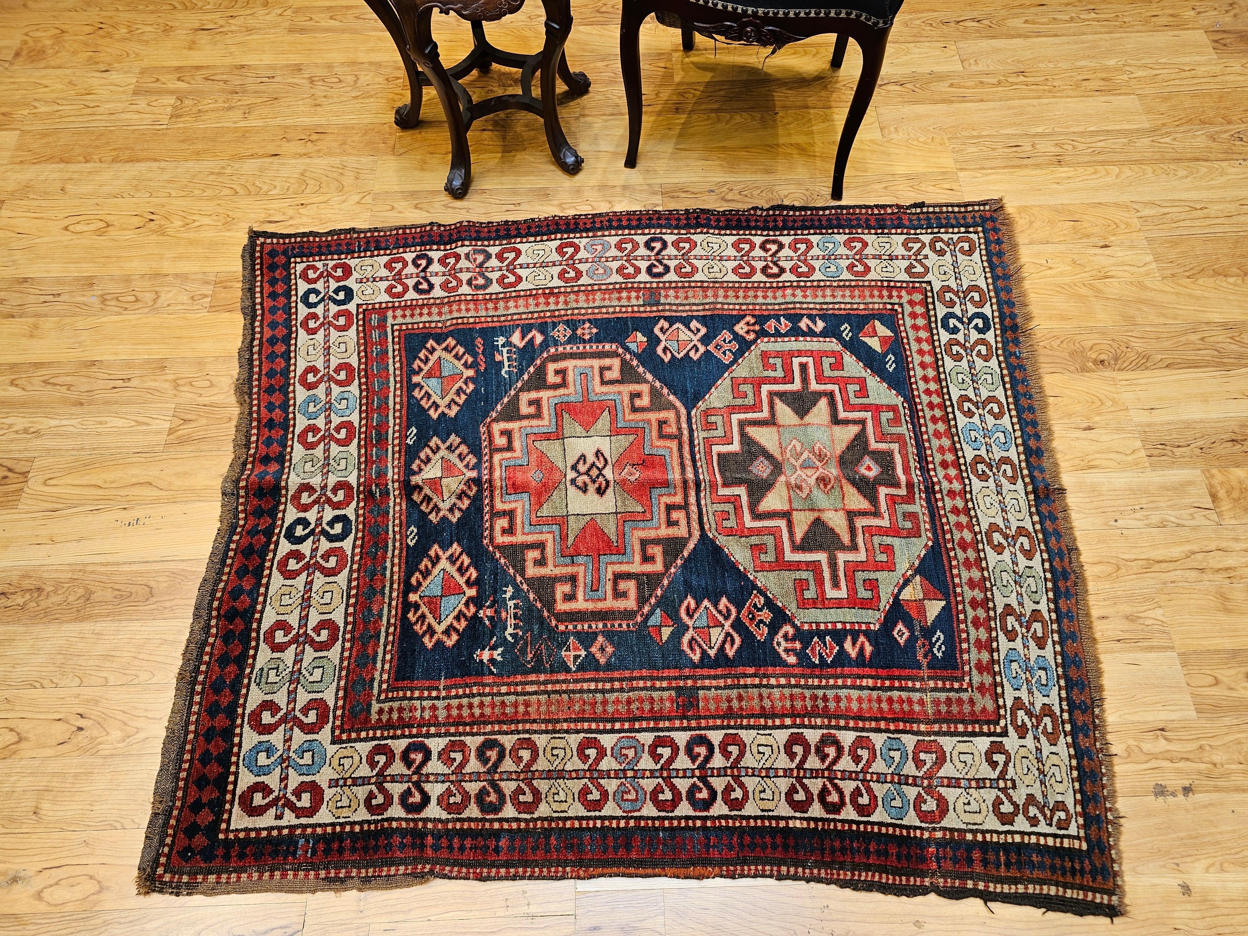 Tappeto quadrato kazako del XIX secolo in blu, avorio, verde, marina, rosso in vendita 13