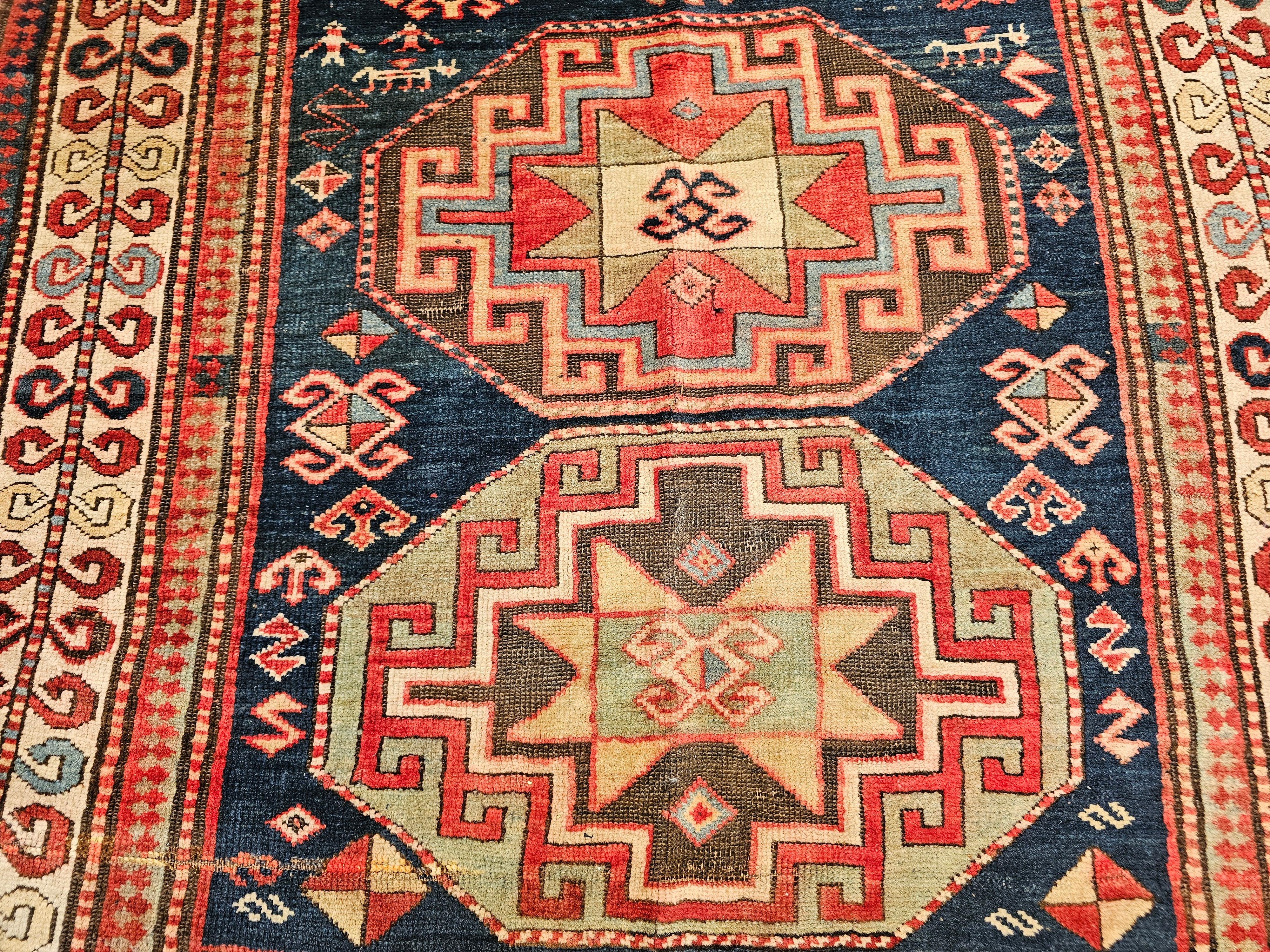 Tintura vegetale Tappeto quadrato kazako del XIX secolo in blu, avorio, verde, marina, rosso in vendita