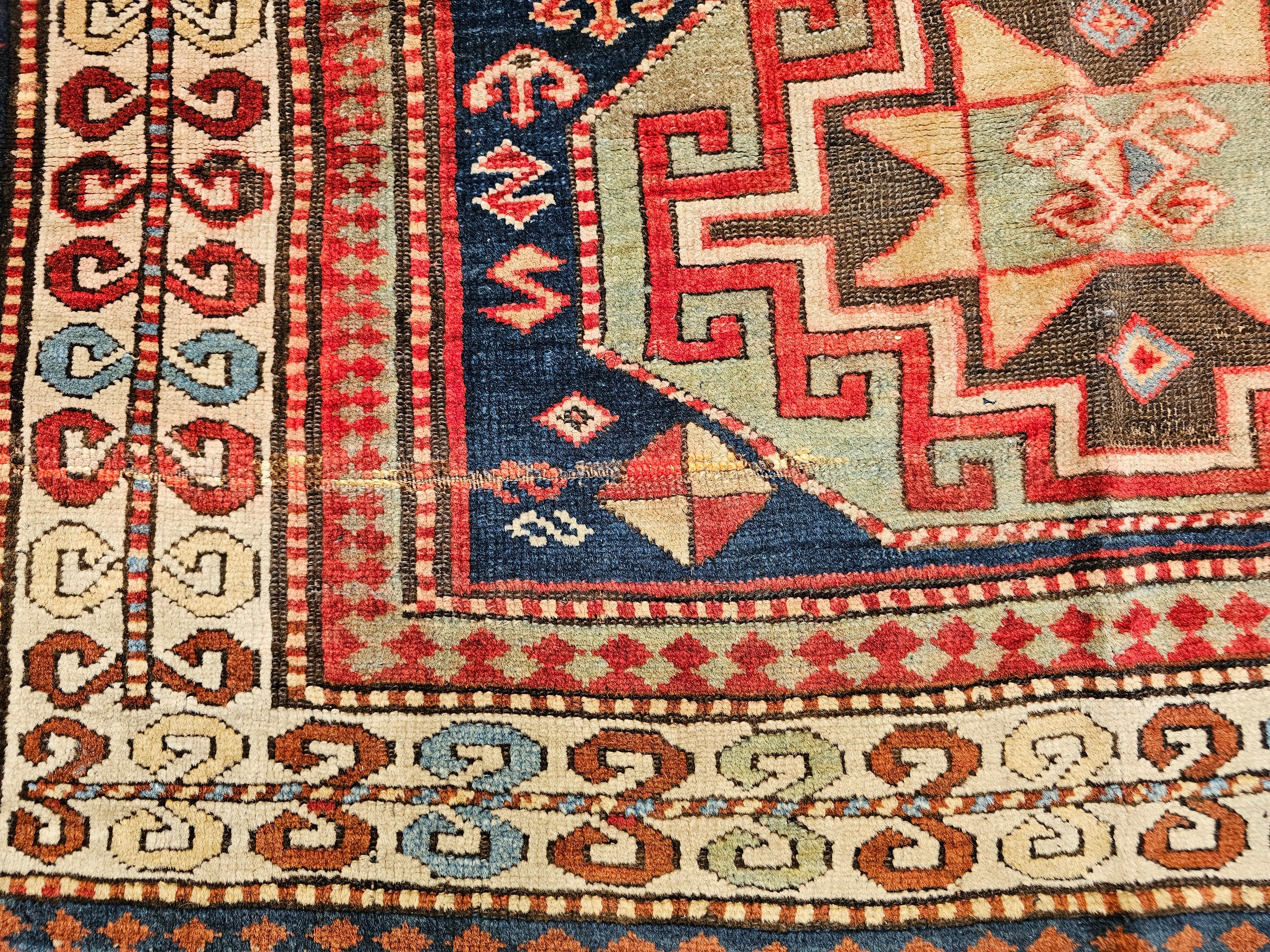 Lana Tappeto quadrato kazako del XIX secolo in blu, avorio, verde, marina, rosso in vendita