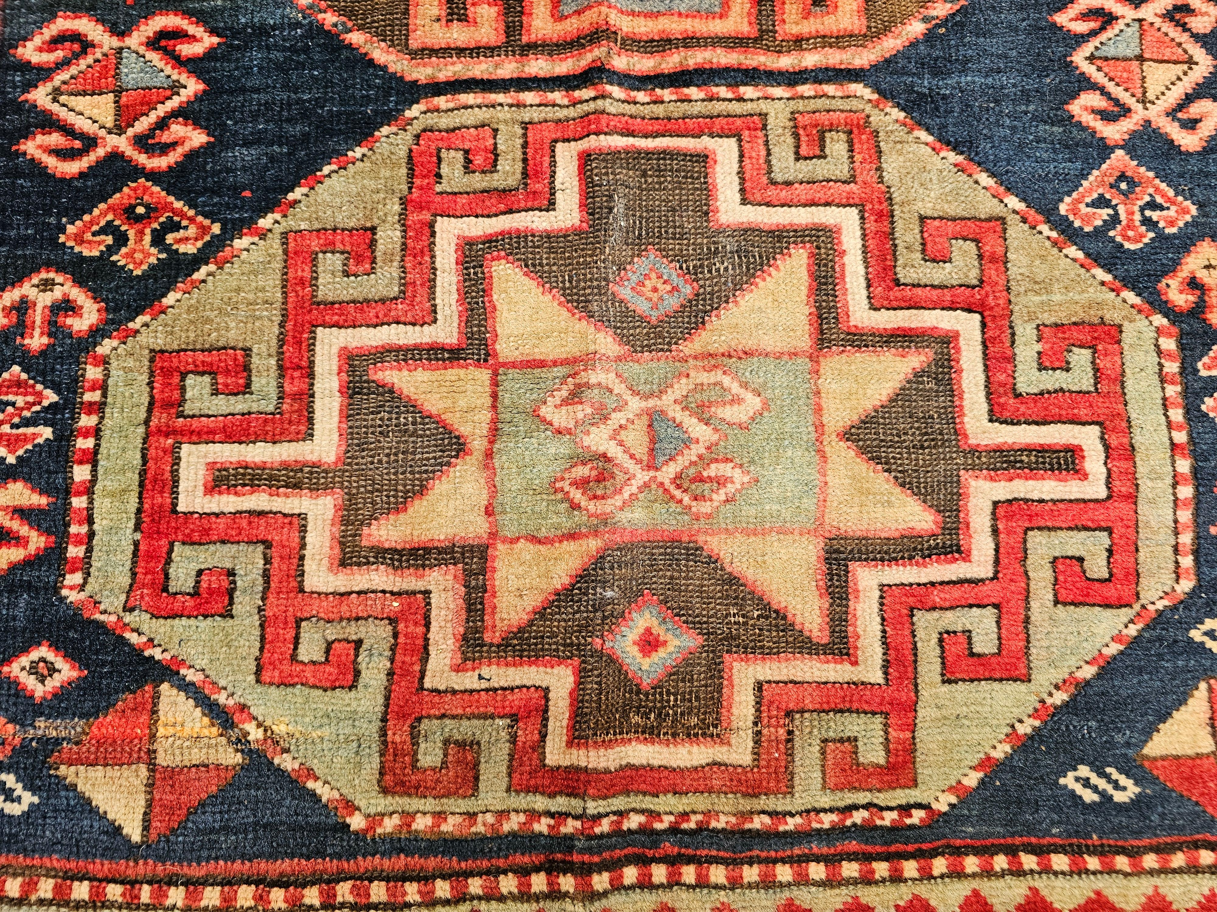 Tappeto quadrato kazako del XIX secolo in blu, avorio, verde, marina, rosso in vendita 1