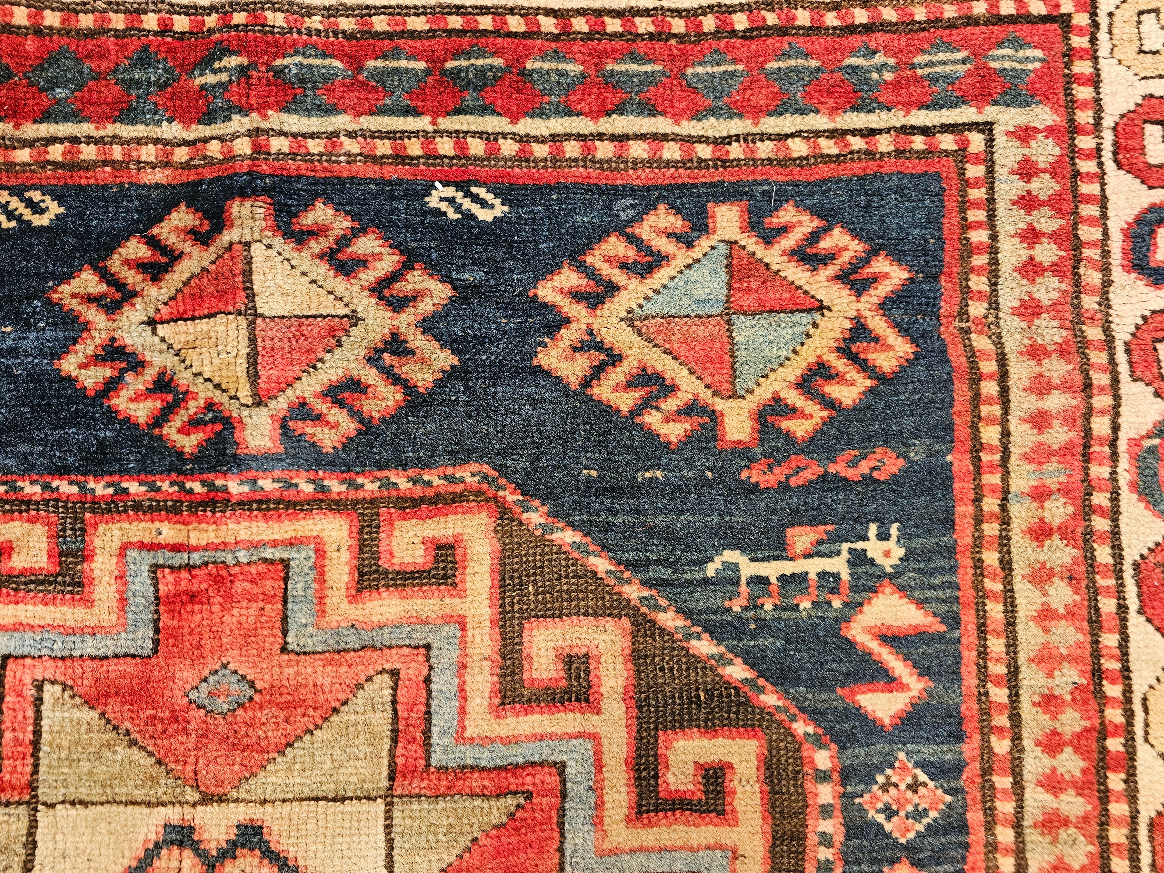 Tappeto quadrato kazako del XIX secolo in blu, avorio, verde, marina, rosso in vendita 3