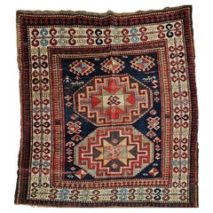Tappeto quadrato kazako del XIX secolo in blu, avorio, verde, marina, rosso