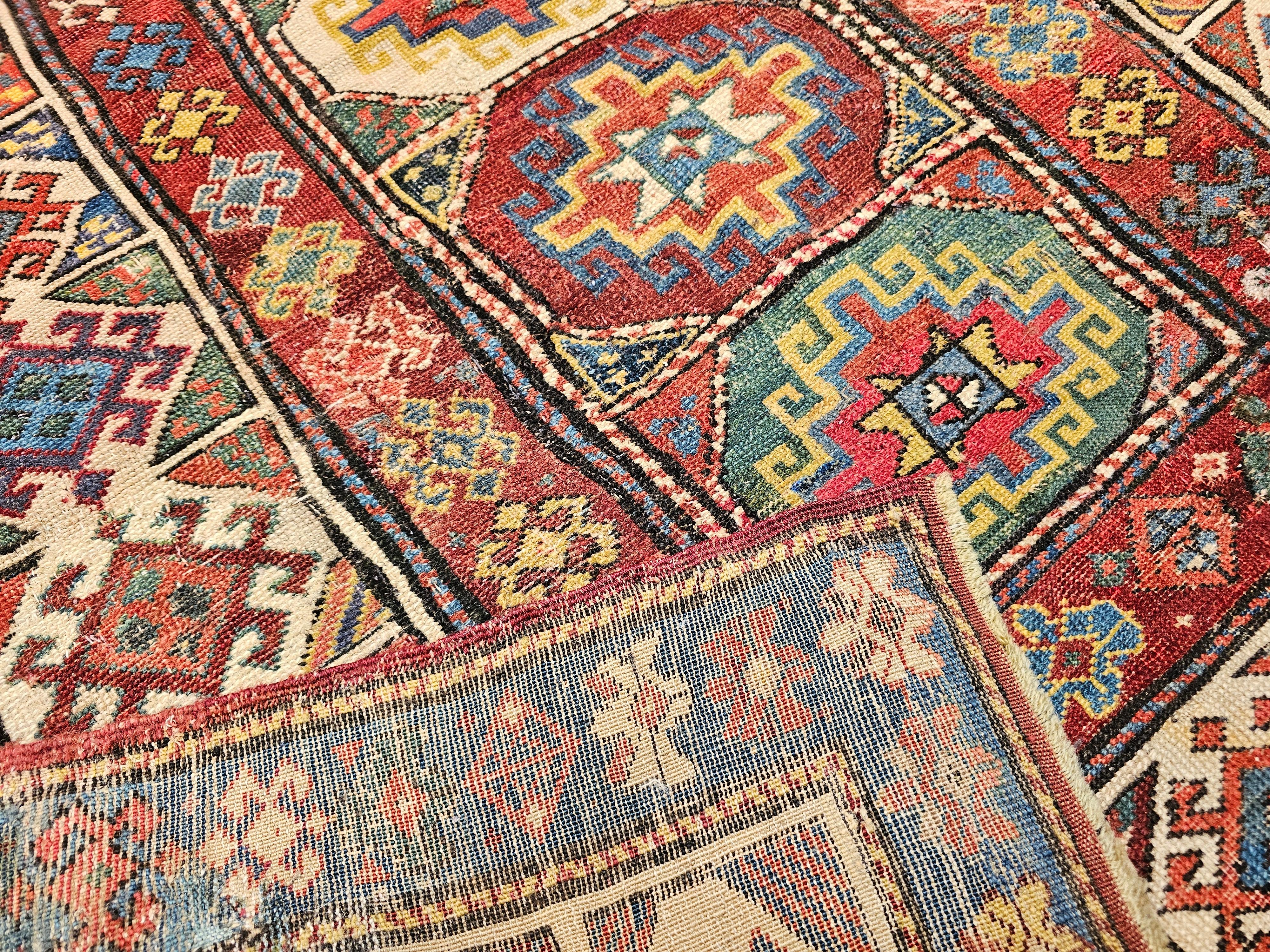 Kaukasischer Kazak-Läufer des 19. Jahrhunderts in Elfenbein, Blau, Grün, Rot, Gelb im Angebot 5