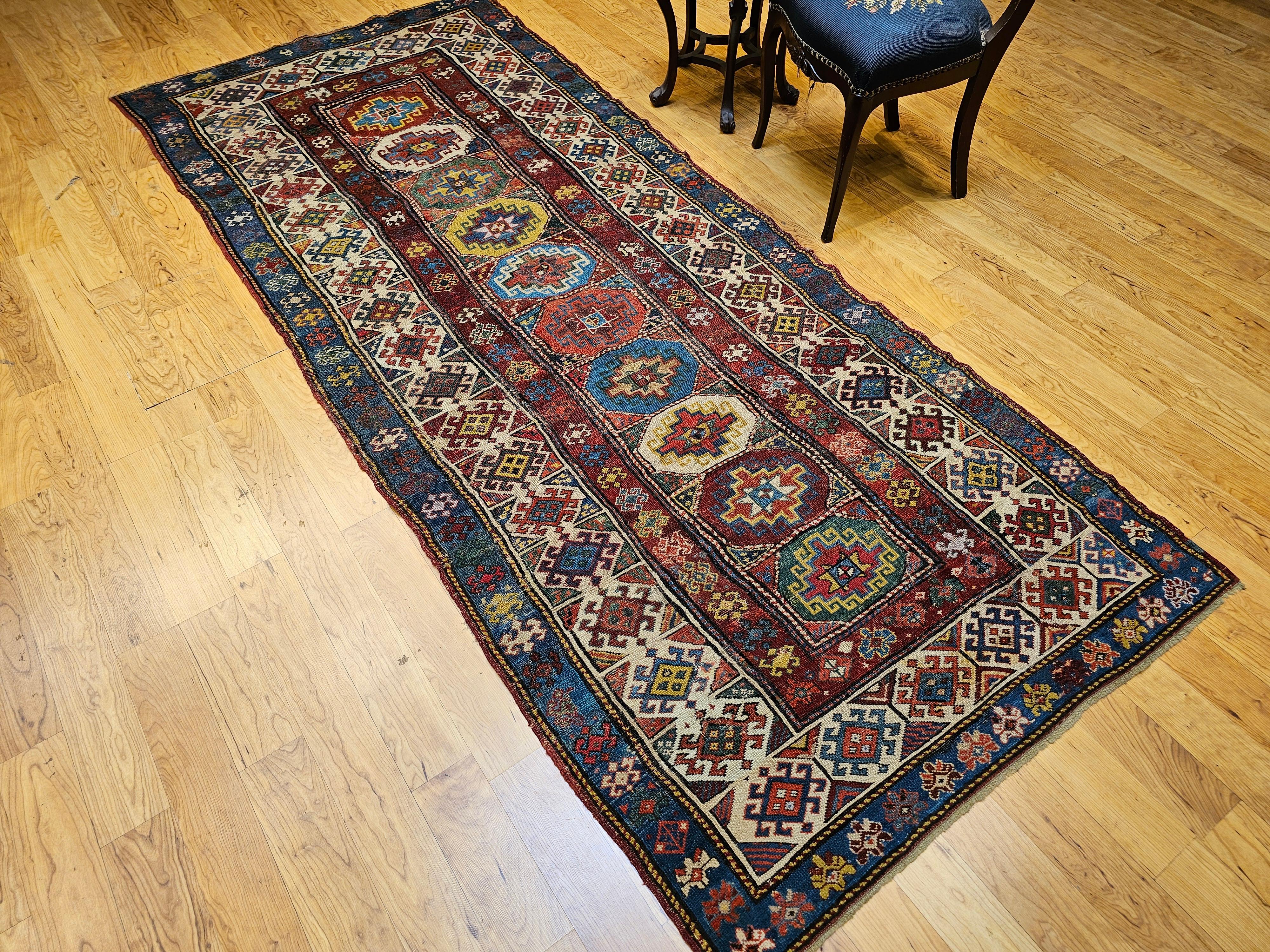 Kaukasischer Kazak-Läufer des 19. Jahrhunderts in Elfenbein, Blau, Grün, Rot, Gelb im Angebot 6