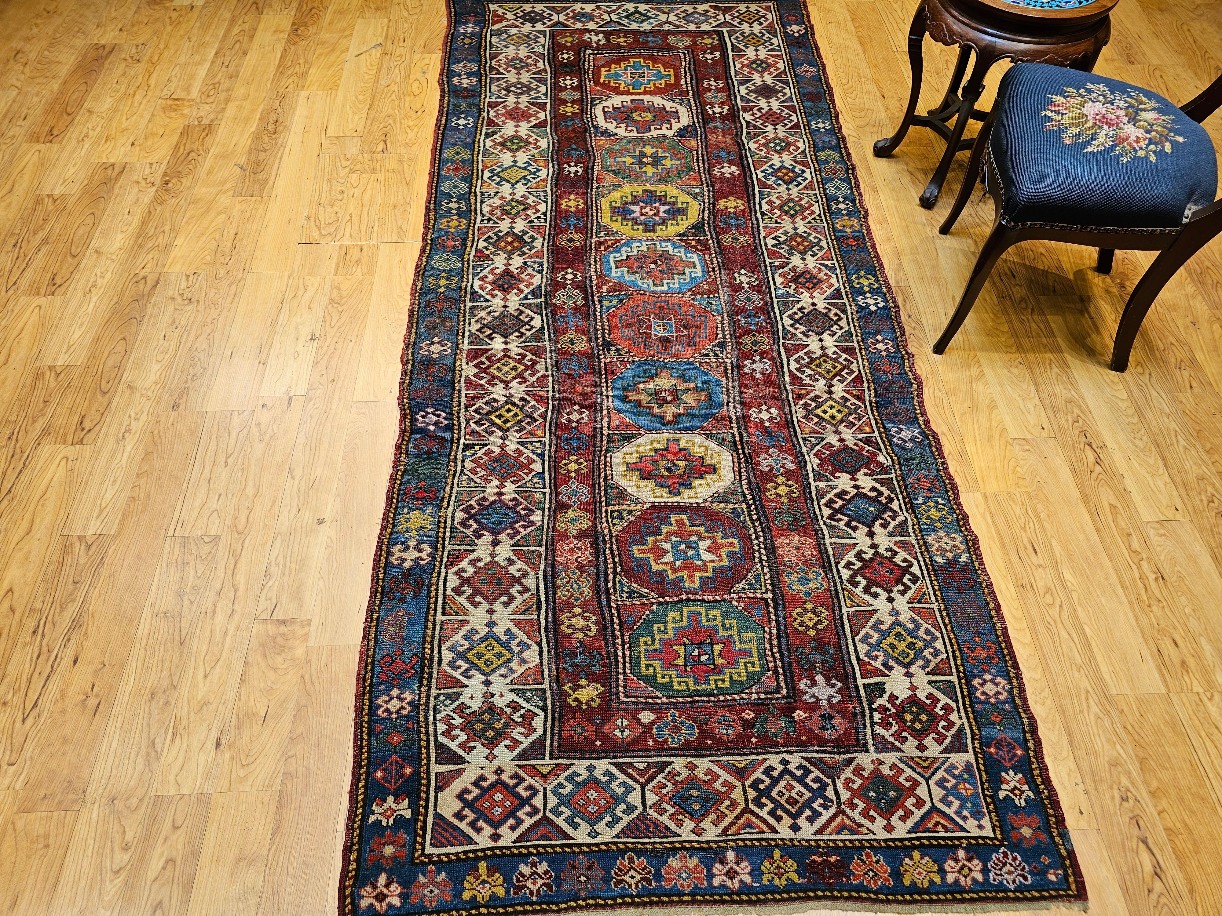 Kaukasischer Kazak-Läufer des 19. Jahrhunderts in Elfenbein, Blau, Grün, Rot, Gelb im Angebot 7