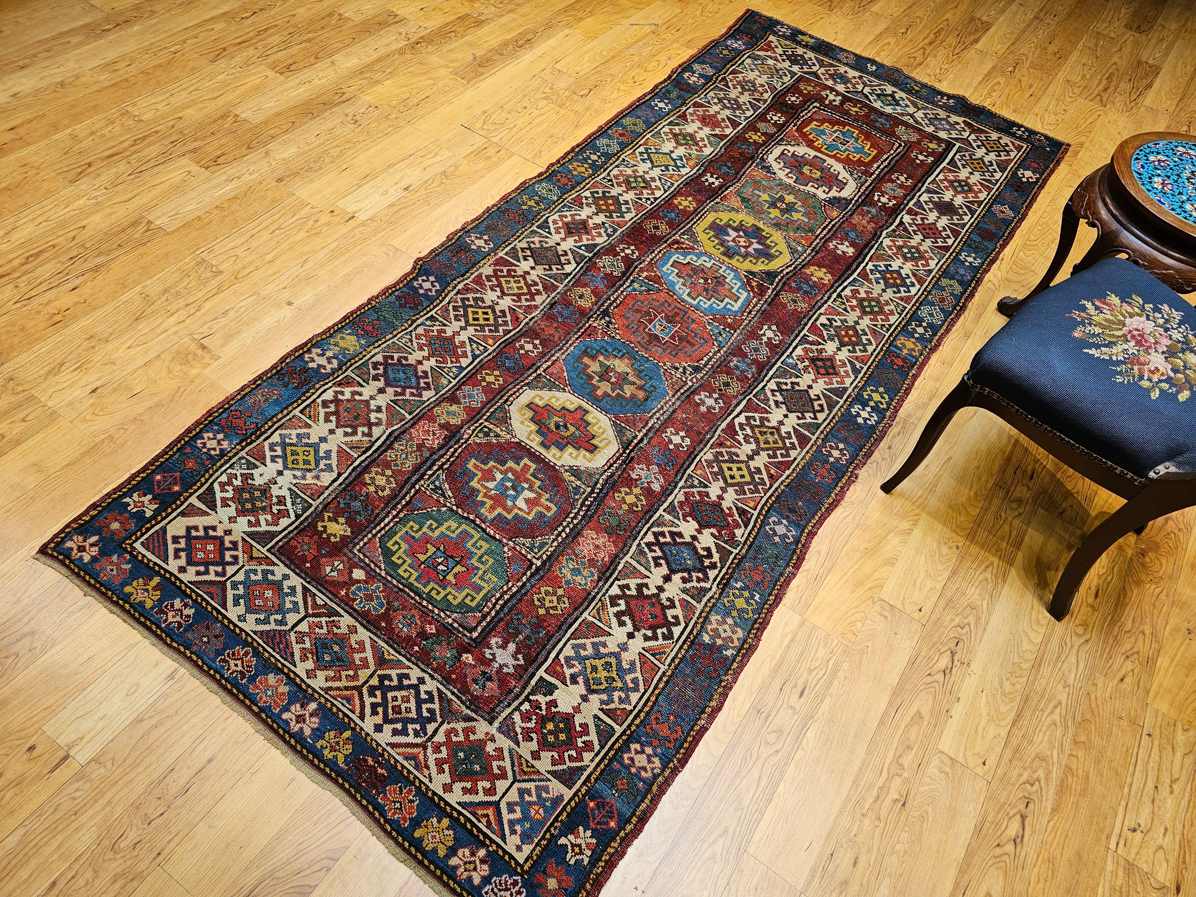 Kaukasischer Kazak-Läufer des 19. Jahrhunderts in Elfenbein, Blau, Grün, Rot, Gelb im Angebot 8