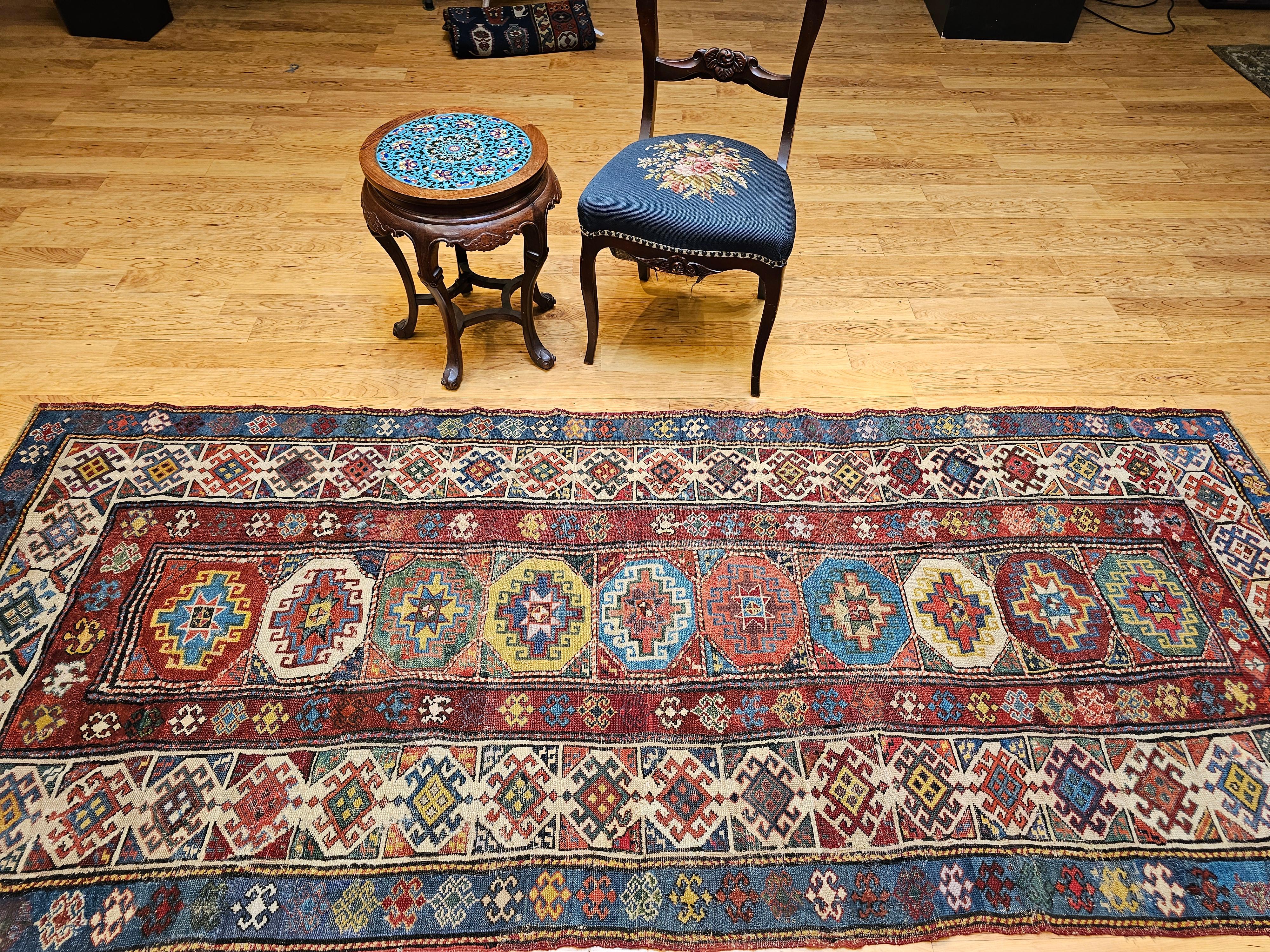 Kaukasischer Kazak-Läufer des 19. Jahrhunderts in Elfenbein, Blau, Grün, Rot, Gelb im Angebot 9