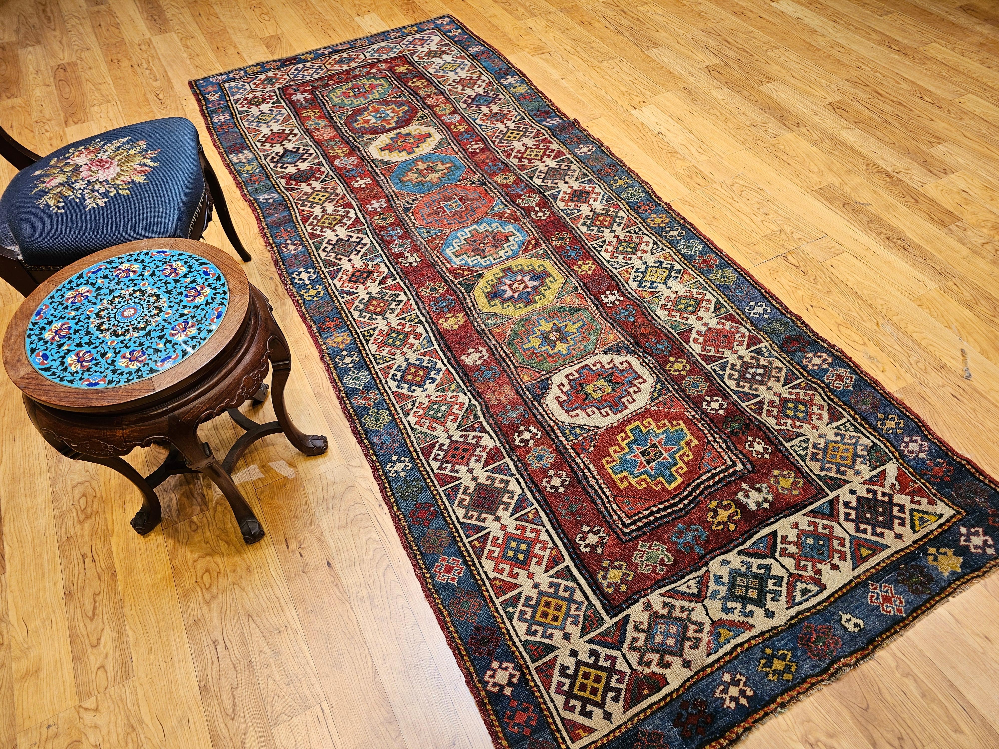 Kaukasischer Kazak-Läufer des 19. Jahrhunderts in Elfenbein, Blau, Grün, Rot, Gelb im Angebot 10