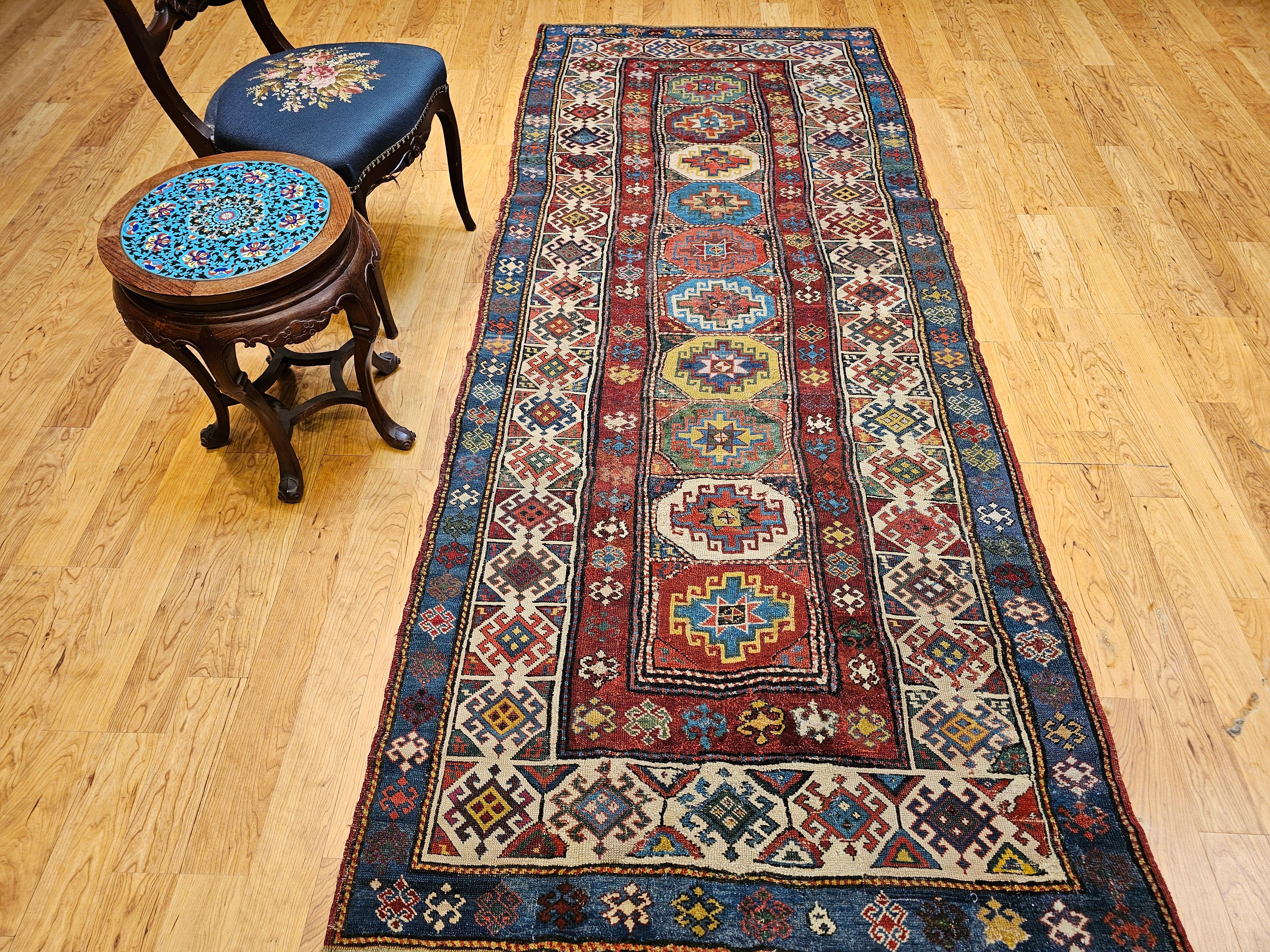 Kaukasischer Kazak-Läufer des 19. Jahrhunderts in Elfenbein, Blau, Grün, Rot, Gelb im Angebot 11