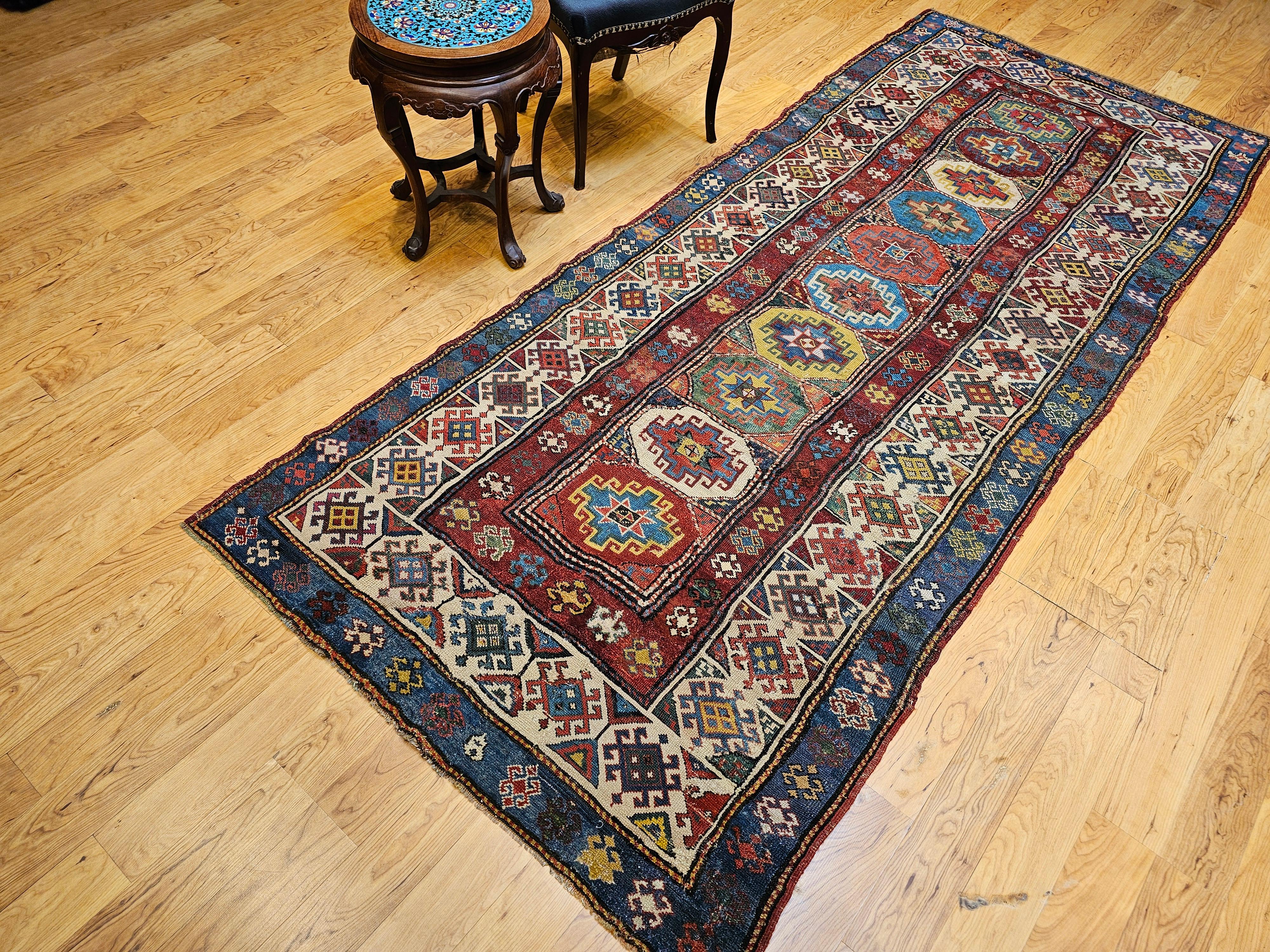 Kaukasischer Kazak-Läufer des 19. Jahrhunderts in Elfenbein, Blau, Grün, Rot, Gelb im Angebot 12