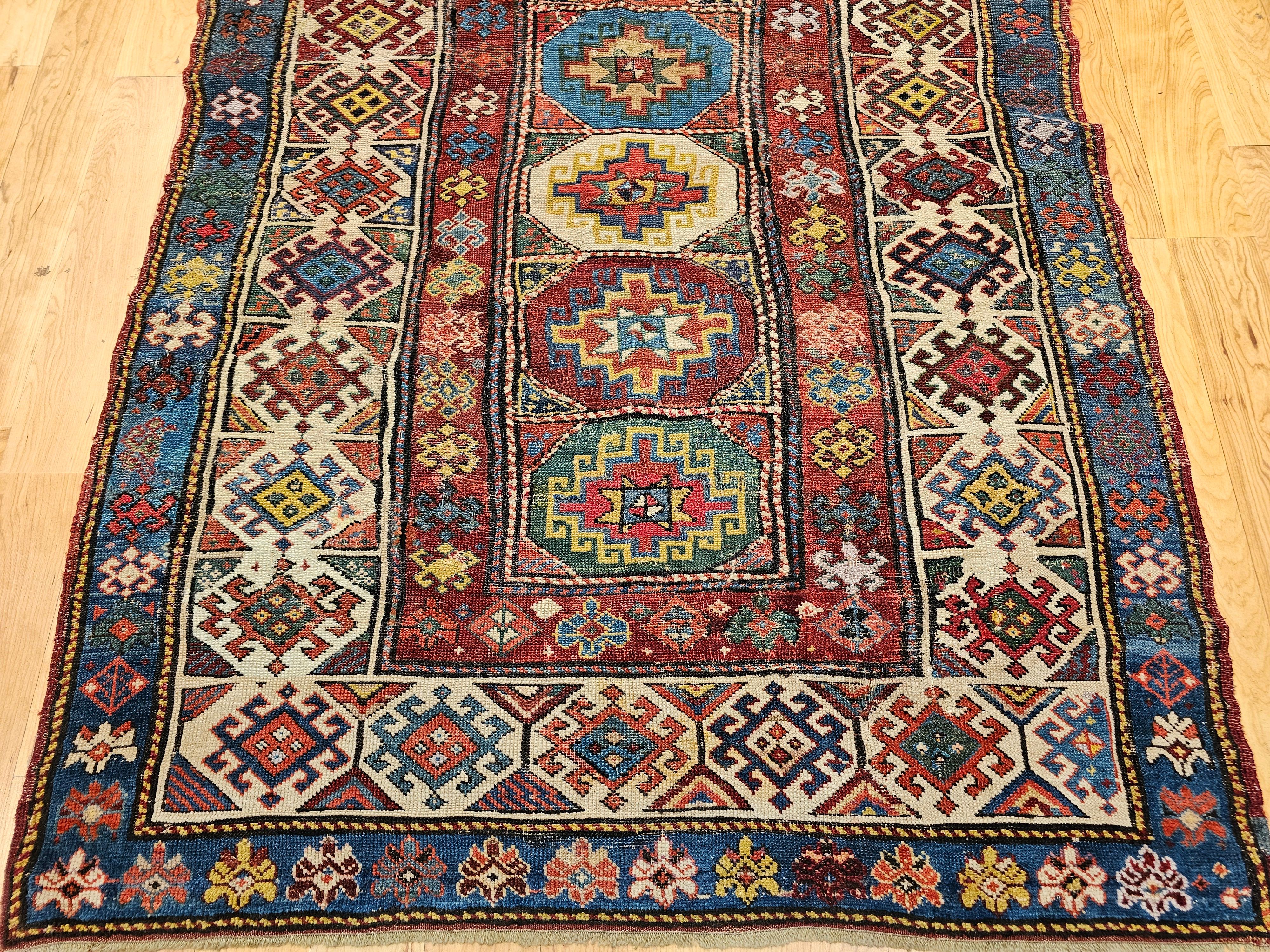 Kaukasischer Kazak-Läufer des 19. Jahrhunderts in Elfenbein, Blau, Grün, Rot, Gelb (Pflanzlich gefärbt) im Angebot