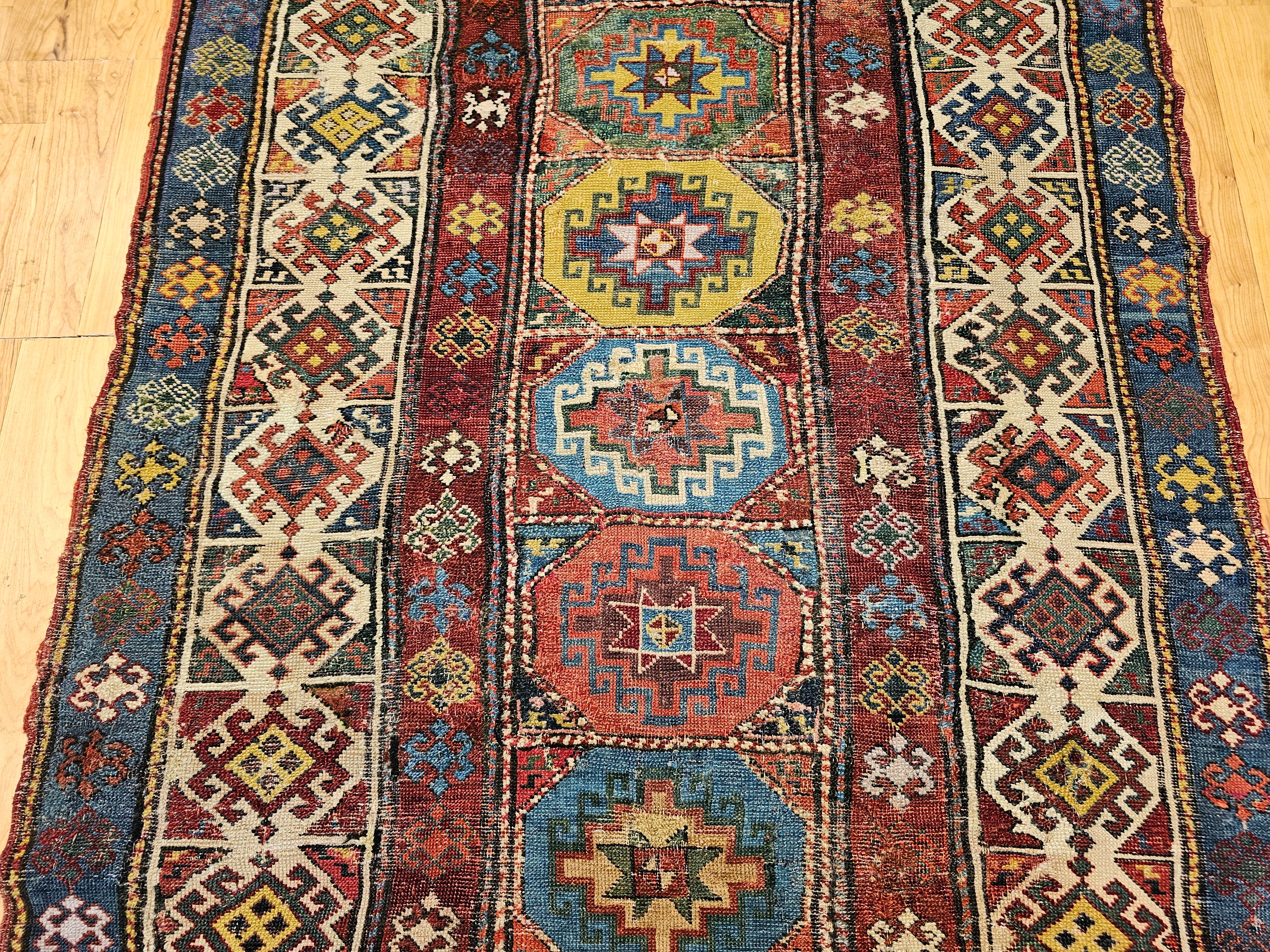 Kaukasischer Kazak-Läufer des 19. Jahrhunderts in Elfenbein, Blau, Grün, Rot, Gelb im Zustand „Gut“ im Angebot in Barrington, IL