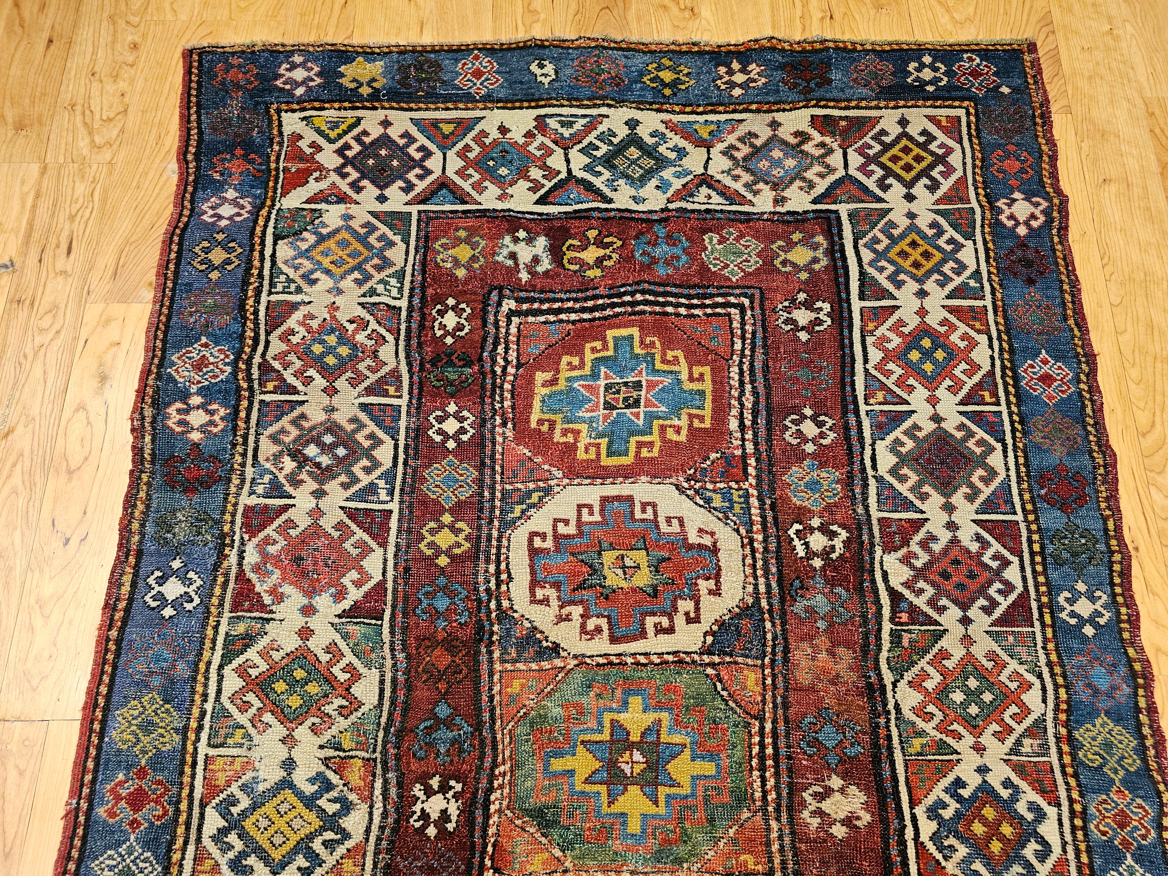 Kaukasischer Kazak-Läufer des 19. Jahrhunderts in Elfenbein, Blau, Grün, Rot, Gelb (Wolle) im Angebot