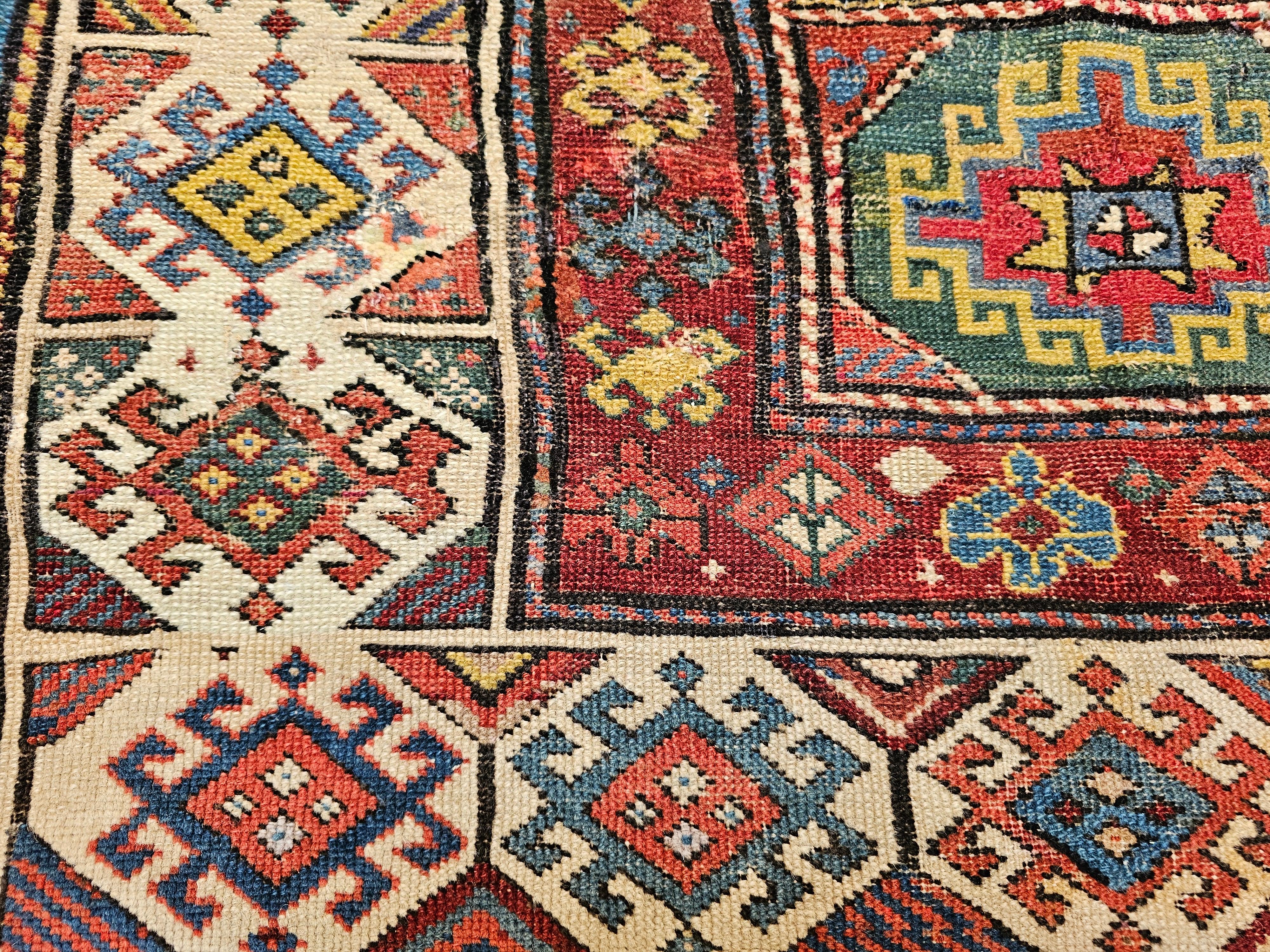 Kaukasischer Kazak-Läufer des 19. Jahrhunderts in Elfenbein, Blau, Grün, Rot, Gelb im Angebot 1