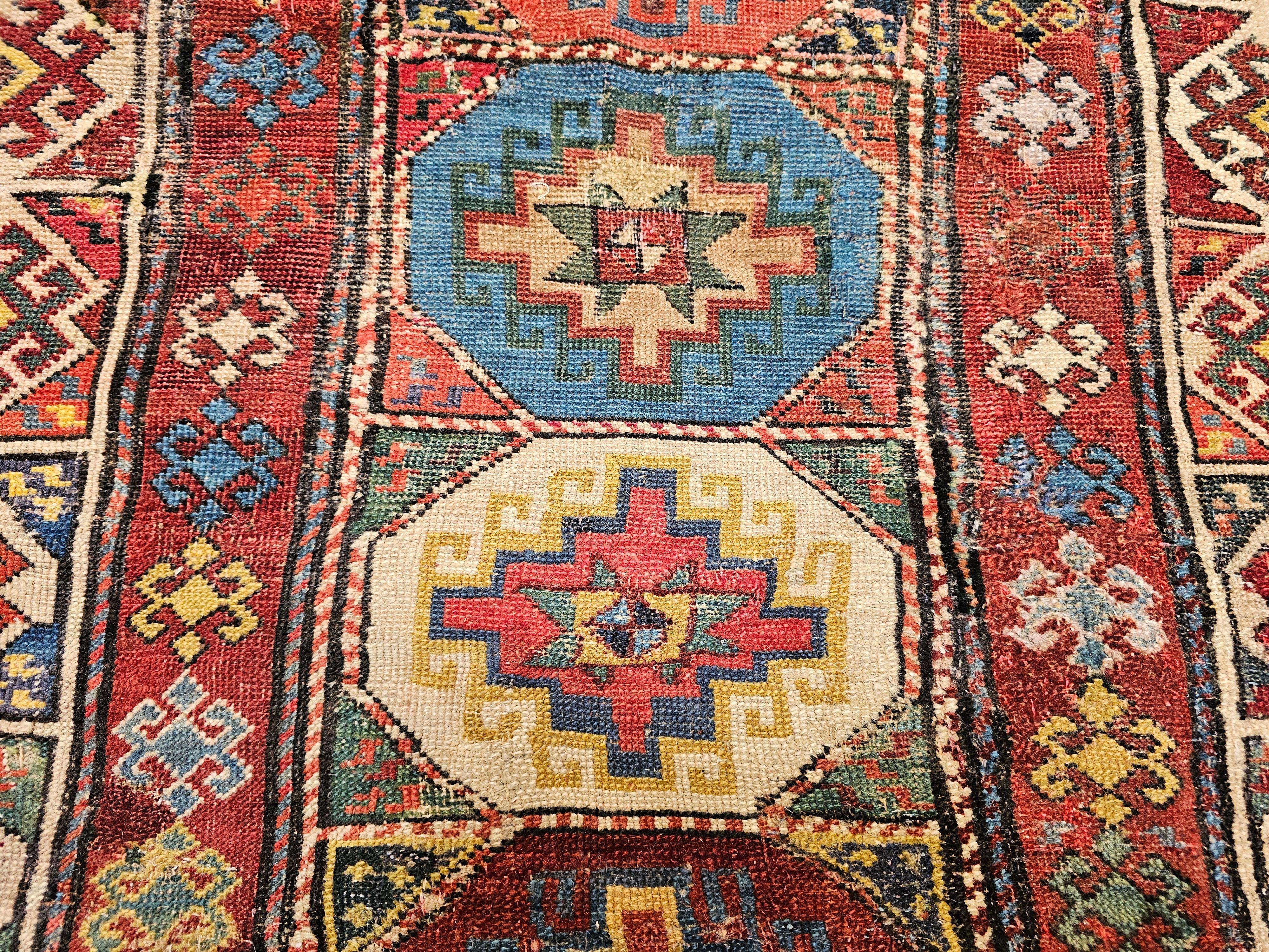 Kaukasischer Kazak-Läufer des 19. Jahrhunderts in Elfenbein, Blau, Grün, Rot, Gelb im Angebot 2