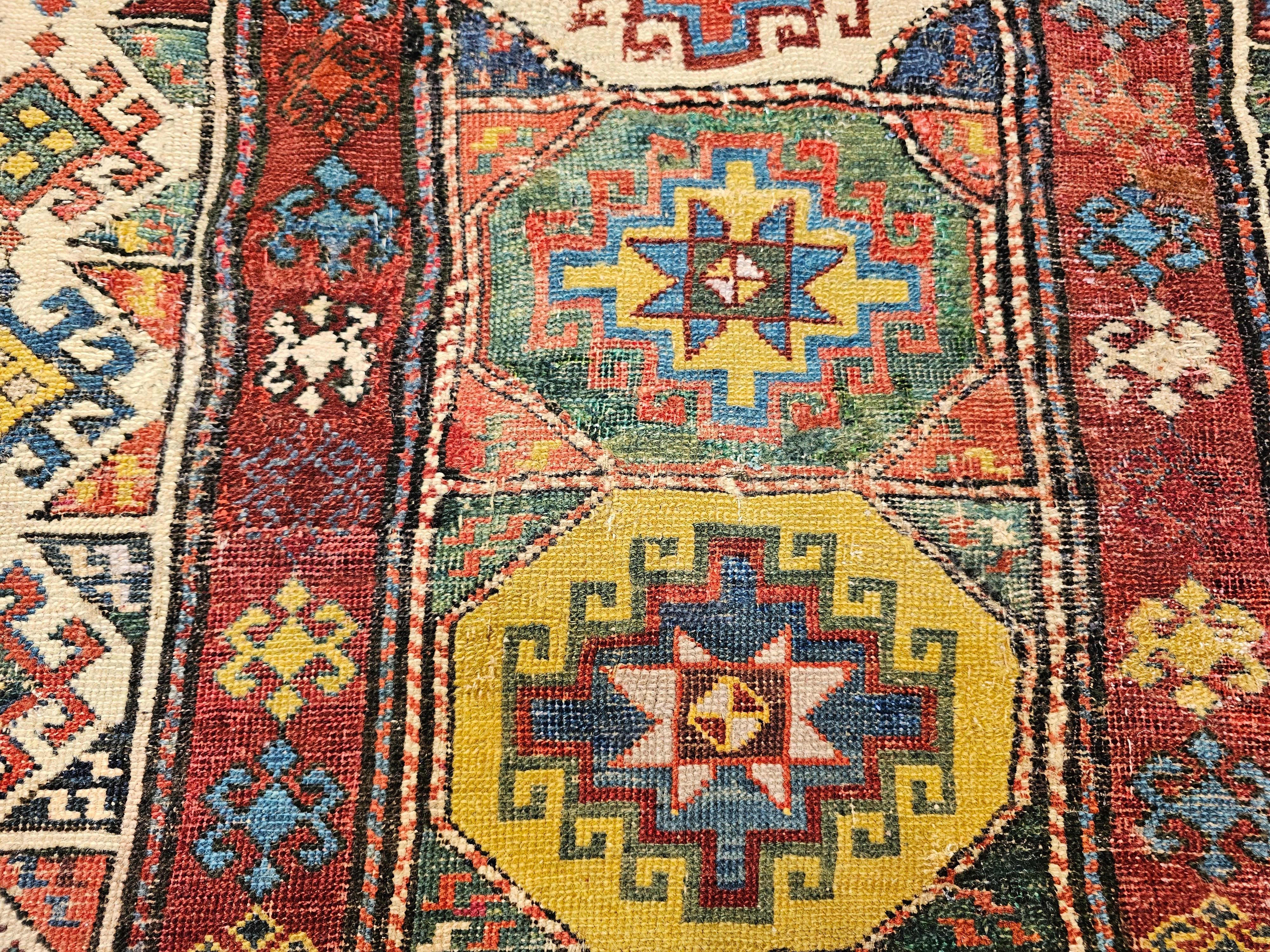 Kaukasischer Kazak-Läufer des 19. Jahrhunderts in Elfenbein, Blau, Grün, Rot, Gelb im Angebot 3