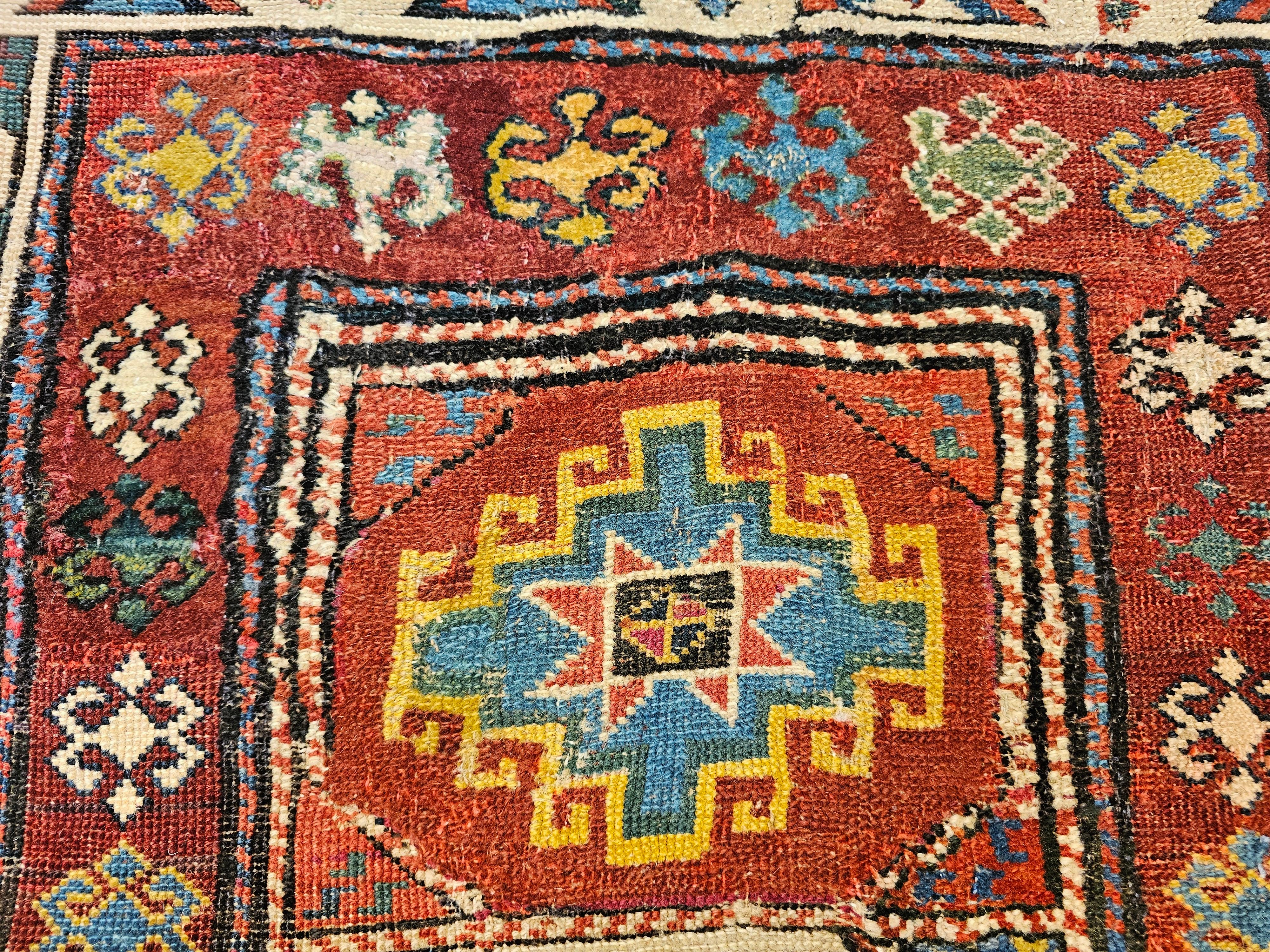 Kaukasischer Kazak-Läufer des 19. Jahrhunderts in Elfenbein, Blau, Grün, Rot, Gelb im Angebot 4