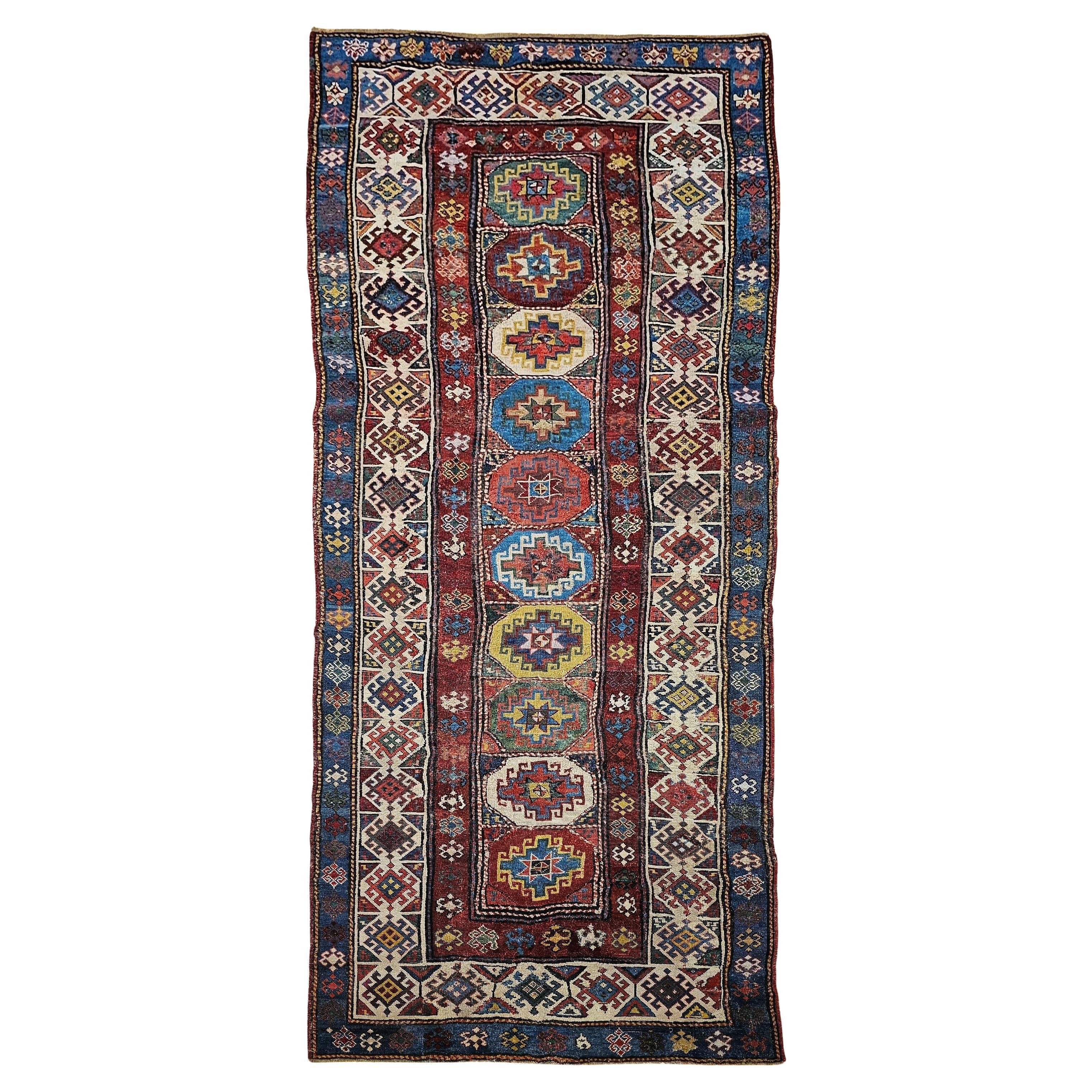 Kaukasischer Kazak-Läufer des 19. Jahrhunderts in Elfenbein, Blau, Grün, Rot, Gelb im Angebot
