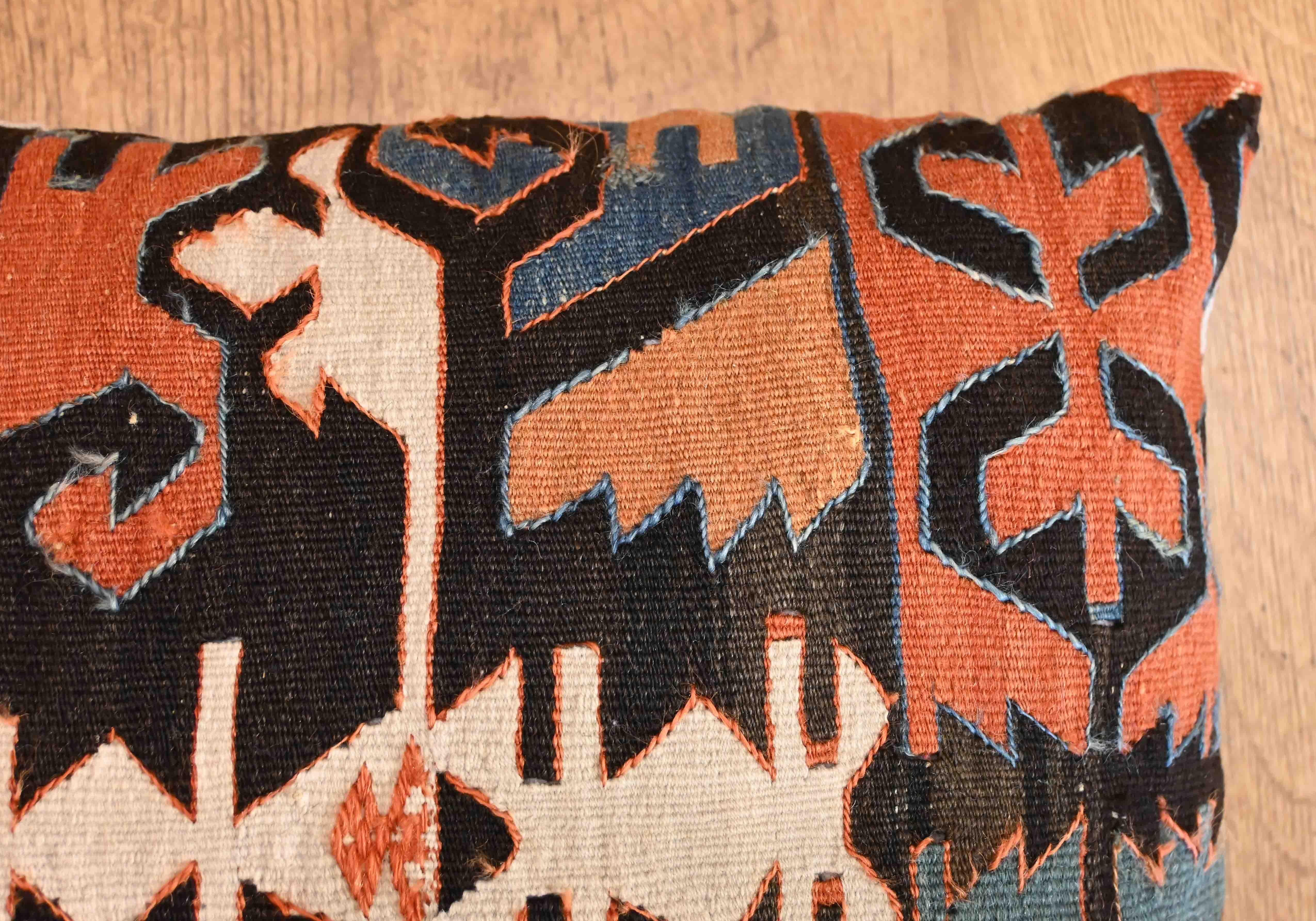 19th century Caucasian kilim cushion - N° 1290 In Excellent Condition For Sale In Paris, FR