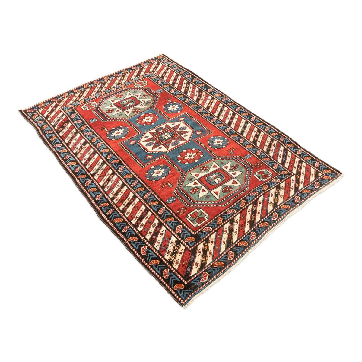 Old rug Kazak of small format. In particular it is a Caucasian Karachov.
- Highlight its geometric design and the use of greenish tones.
- Antique rug from the Caucasus region of the late 19th century.
- Design of three central medallions on a