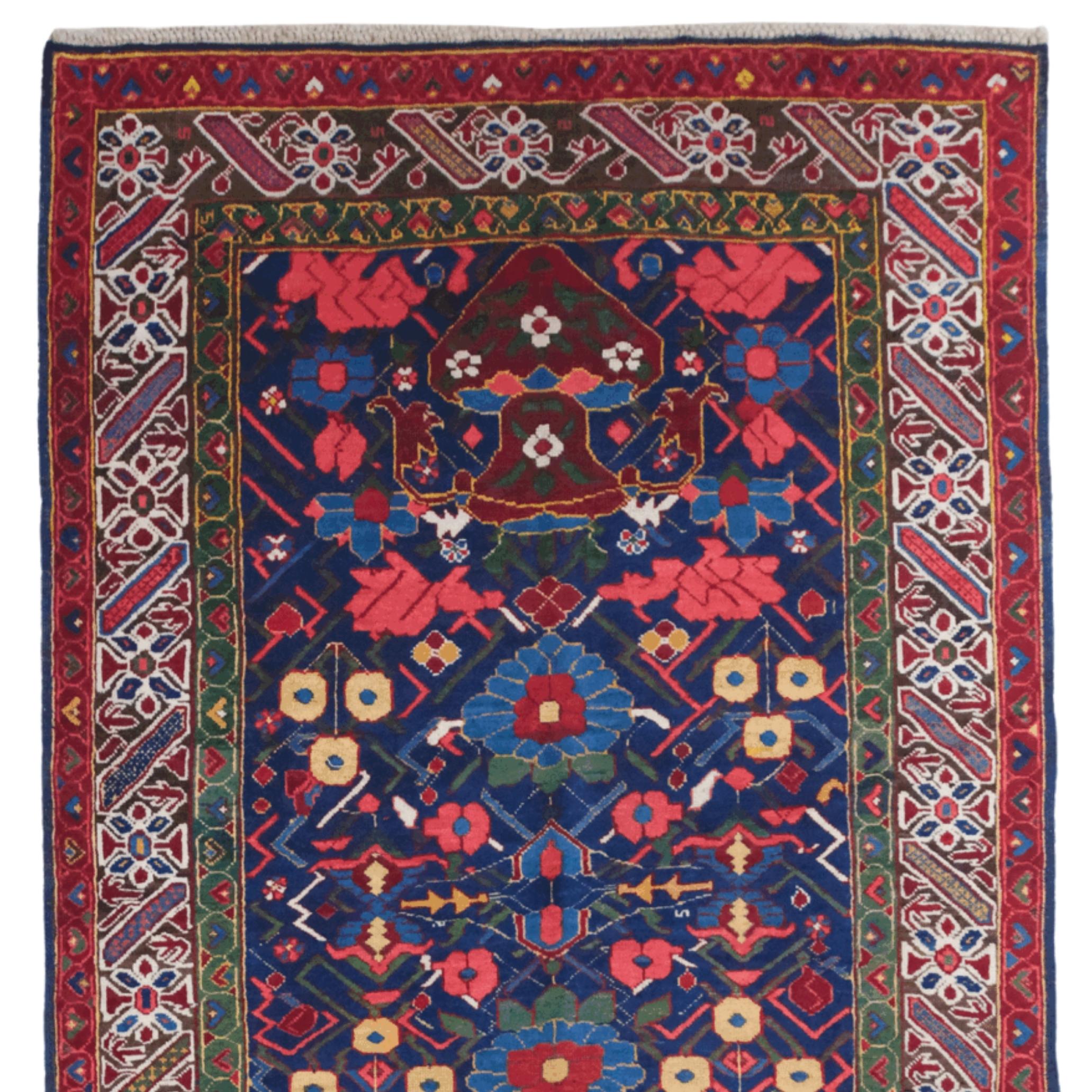 Ce rare tapis roulant Seichour est une œuvre d'art intemporelle, née des riches traditions de tissage du Caucase au milieu du XIXe siècle. Ses élégants motifs géométriques et floraux, rendus dans des teintes bleues, rouges et vertes vibrantes,