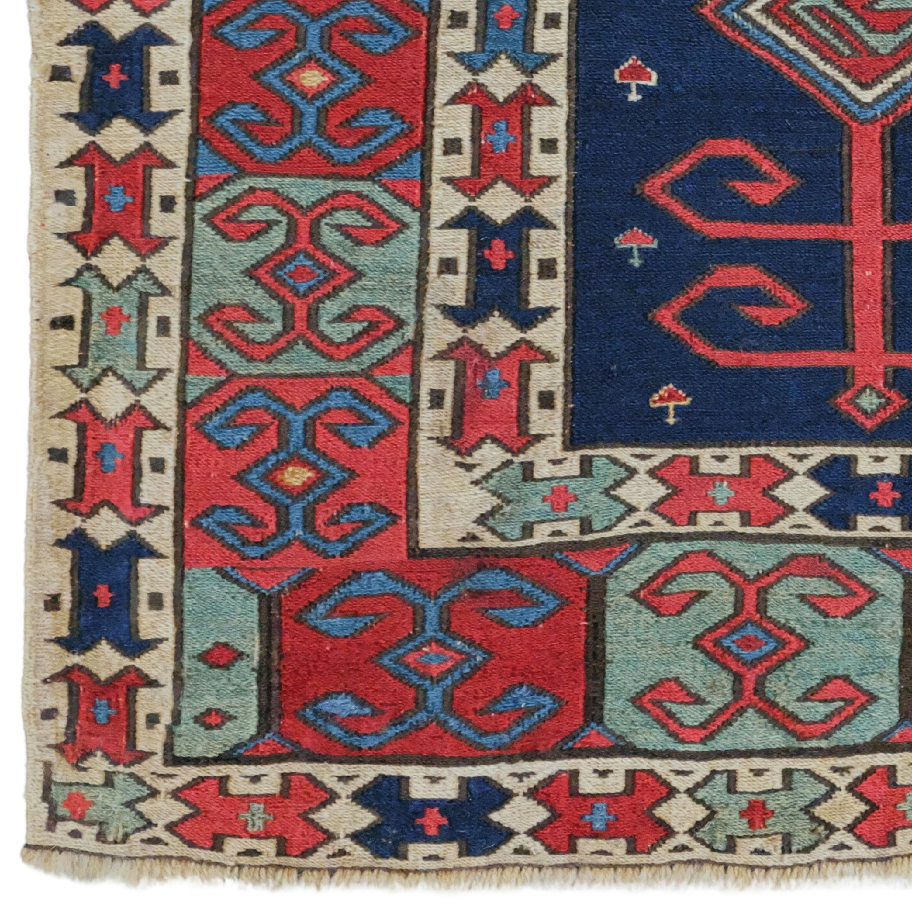 Ce rare tapis caucasien Shahsevan du XIXe siècle est une œuvre d'art tissée à la main. Chaque motif reflète le savoir-faire artisanal et la compréhension esthétique de l'époque. Malgré son âge, il est bien conservé, les signes d'usure ajoutant à son